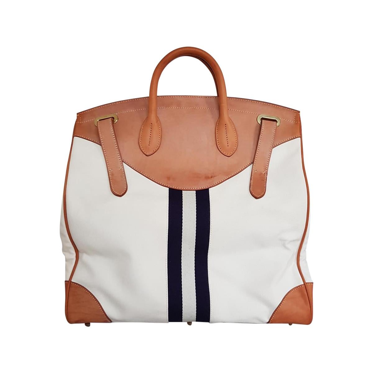 Wonderful travel bag by Ralph Lauren
RL Cooper travel bag
Leather
White cream Aramis canvas
Blue stripes
Two handles
Golden hardware
Double internal large pockets (one with zip)
Perfect for short holidays
Cm 47 x 47 x 20 (18.5 x 18.5 x 7.8