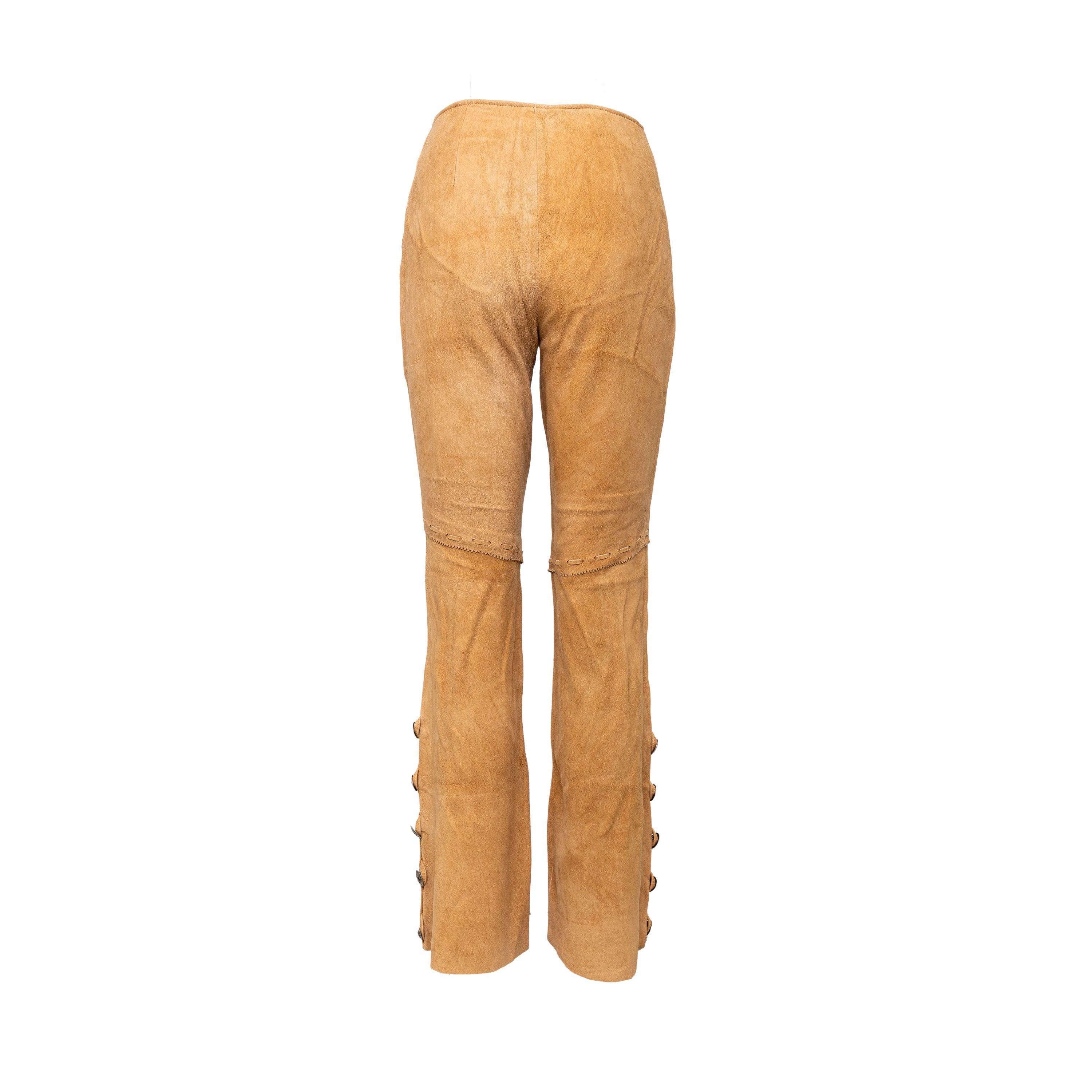 Die fachmännisch aus luxuriösem braunem Veloursleder gefertigte Ralph Lauren Country Leather Pants ist eine einzigartige Ergänzung für jede Garderobe. Das hoch taillierte Modell hat eine beutelartige Taille mit einem 3-Knopf-Verschluss und Knöpfen