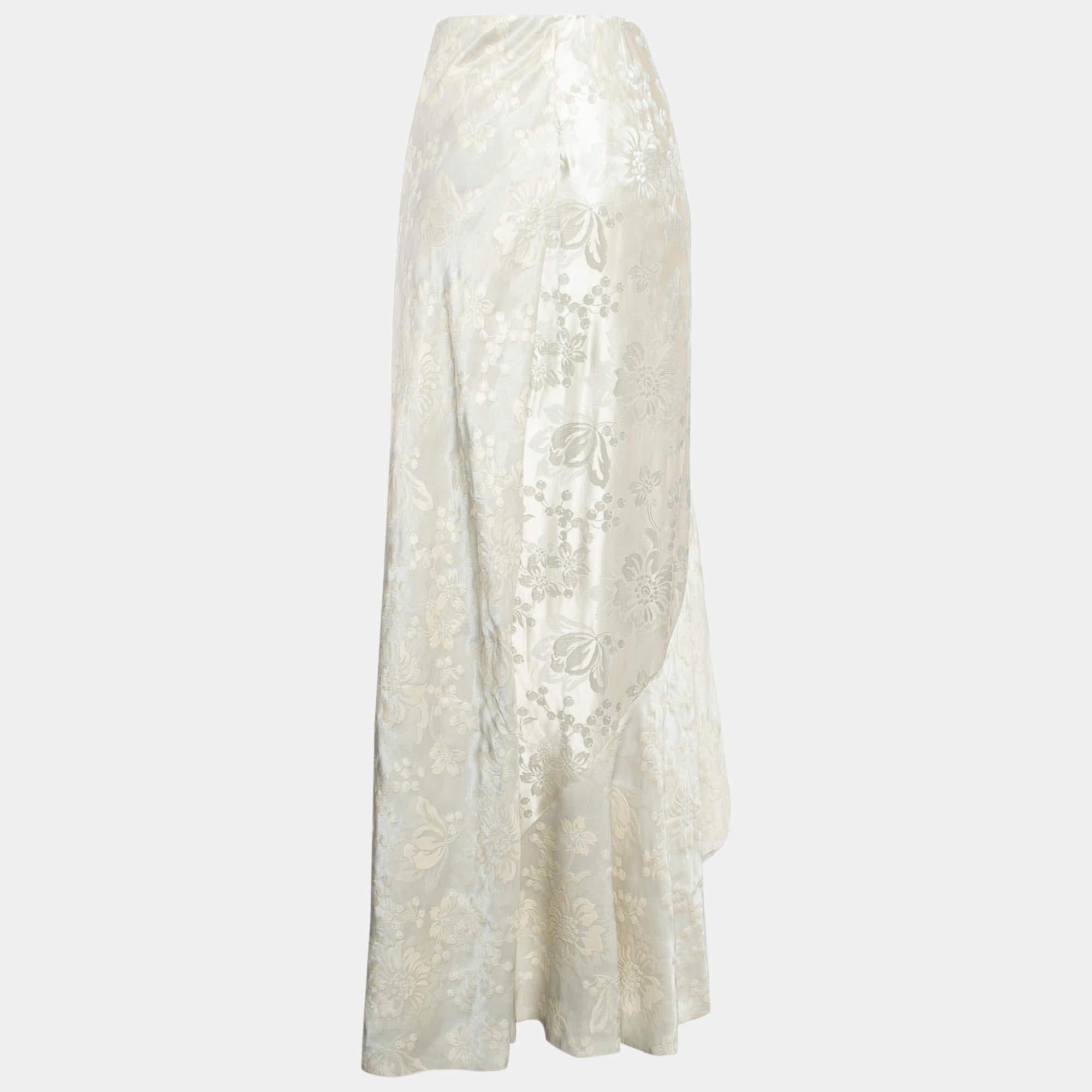 Experience the charm of designer clothing with this gorgeous skirt. Made from quality fabrics the skirt has a simple allure and a great fit. Pair it up with a tailored blouse or a simple top and high heels.