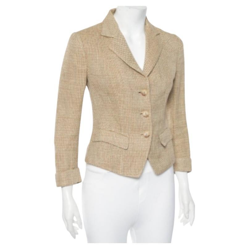 ¡Qué chic, elegante y estilosa parece esta americana de Ralph Lauren! Está fabricada con materiales de calidad y presenta un intrincado dibujo por toda ella. Presenta solapas de muesca, cierre de botones y mangas largas. Seguro que te sienta muy