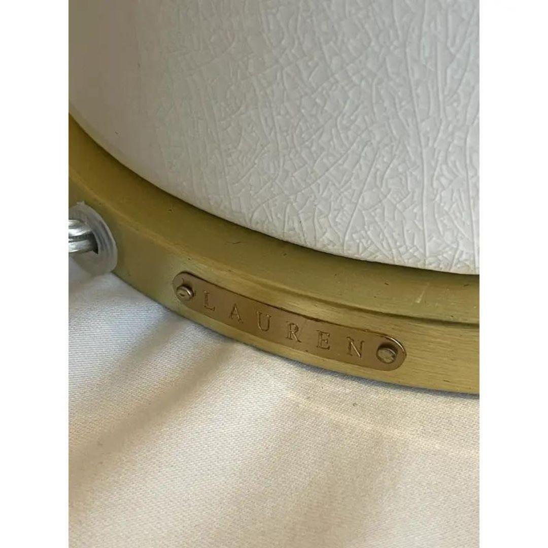 Ralph Lauren Cremeweiße Ingwerglas-Lampe aus Crackle und Messing mit plissiertem Schirm (Moderne) im Angebot