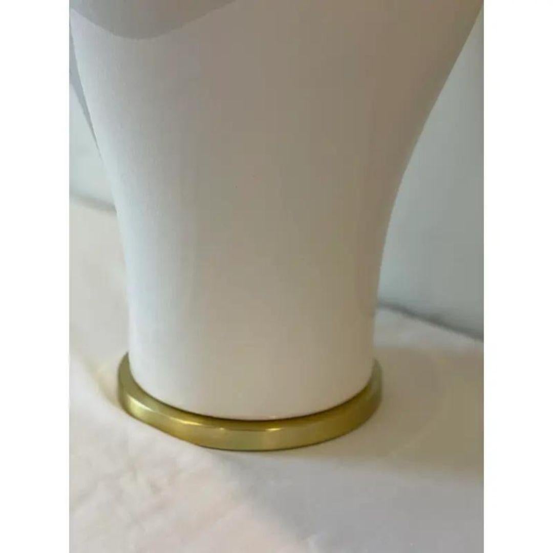 Américain Lampe pot à gingembre blanc crème et laiton Ralph Lauren avec abat-jour plié en vente