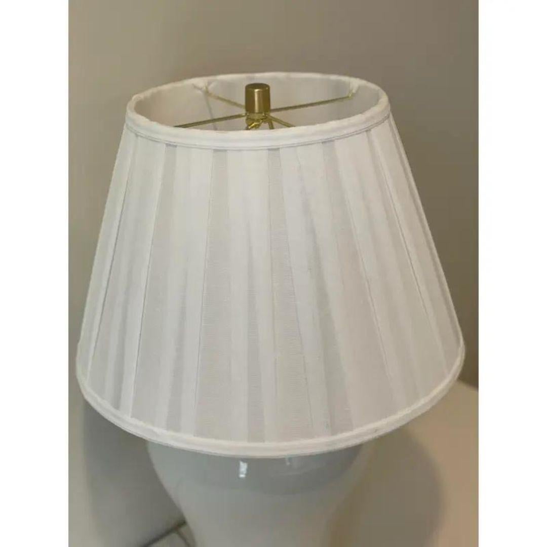 Ralph Lauren Cremeweiße Ingwerglas-Lampe aus Crackle und Messing mit plissiertem Schirm im Zustand „Gut“ im Angebot in Cookeville, TN