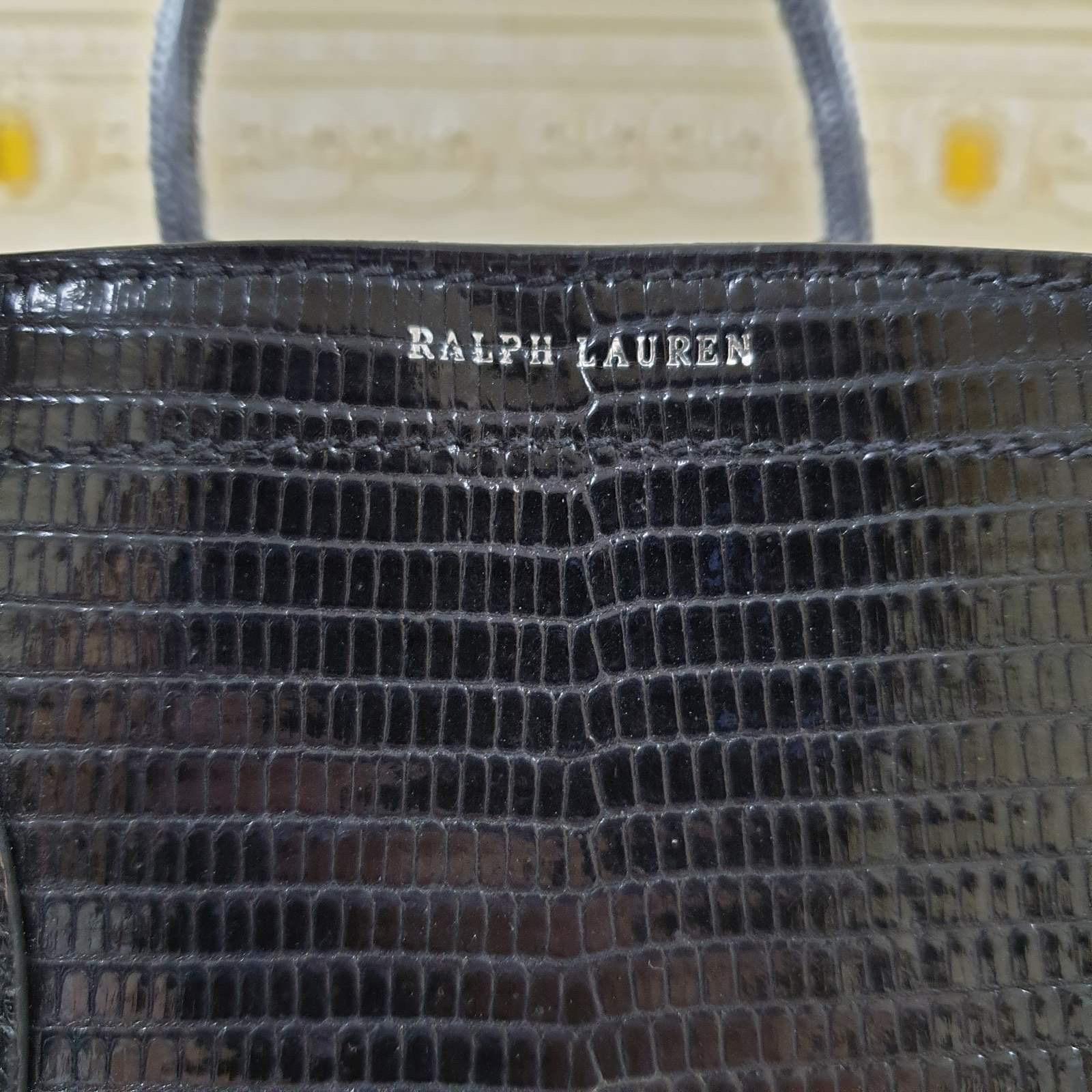 Ce sac Ricky de Ralph Lauren est tout simplement époustouflant et idéal pour compléter votre personnalité élégante. Méticuleusement confectionné en peau exotique de crocodile, de lézard et de python, ce sac présente une finition visuelle et tactile