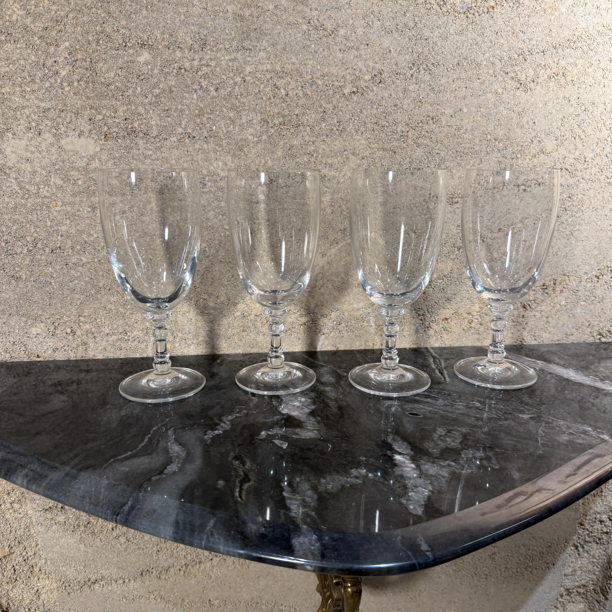 Pour votre considération,  un ensemble de (4) quatre verres de Ralph Lauren Crystal, dans le motif 