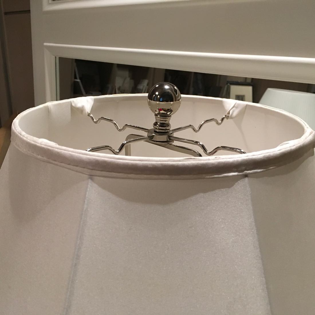 Lampe de bureau à facettes en cristal Ralph Lauren avec abat-jour en soie blanche en vente 3