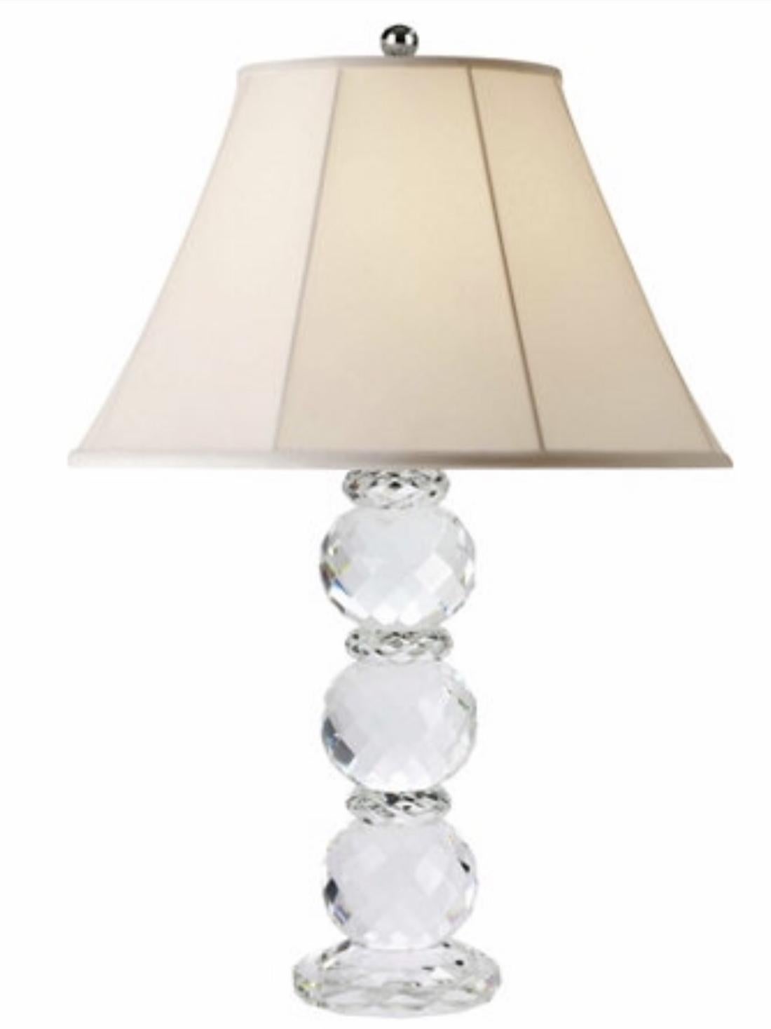 Cette lampe de table à facettes en cristal clair Ralph Lauren avec abat-jour en soie blanche fait partie de la collection Ralph Lauren Home et c'est une pièce élégante parfaite pour valoriser chaque pièce de votre maison.
Nous sommes revendeurs