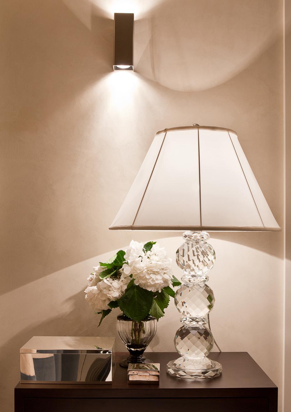 Moderne Lampe de bureau à facettes en cristal Ralph Lauren avec abat-jour en soie blanche en vente