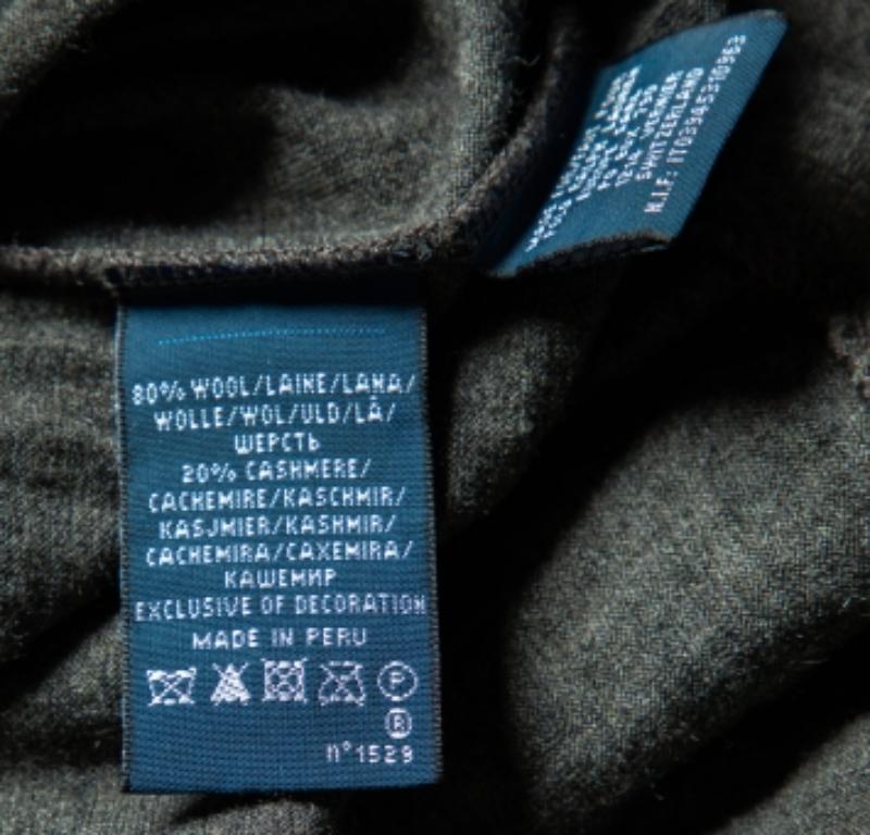 Tanto si quieres salir en salidas informales con amigos como si simplemente quieres holgazanear, esta camiseta es una prenda versátil y se puede peinar de muchas maneras. Se ha confeccionado con un tejido fino.