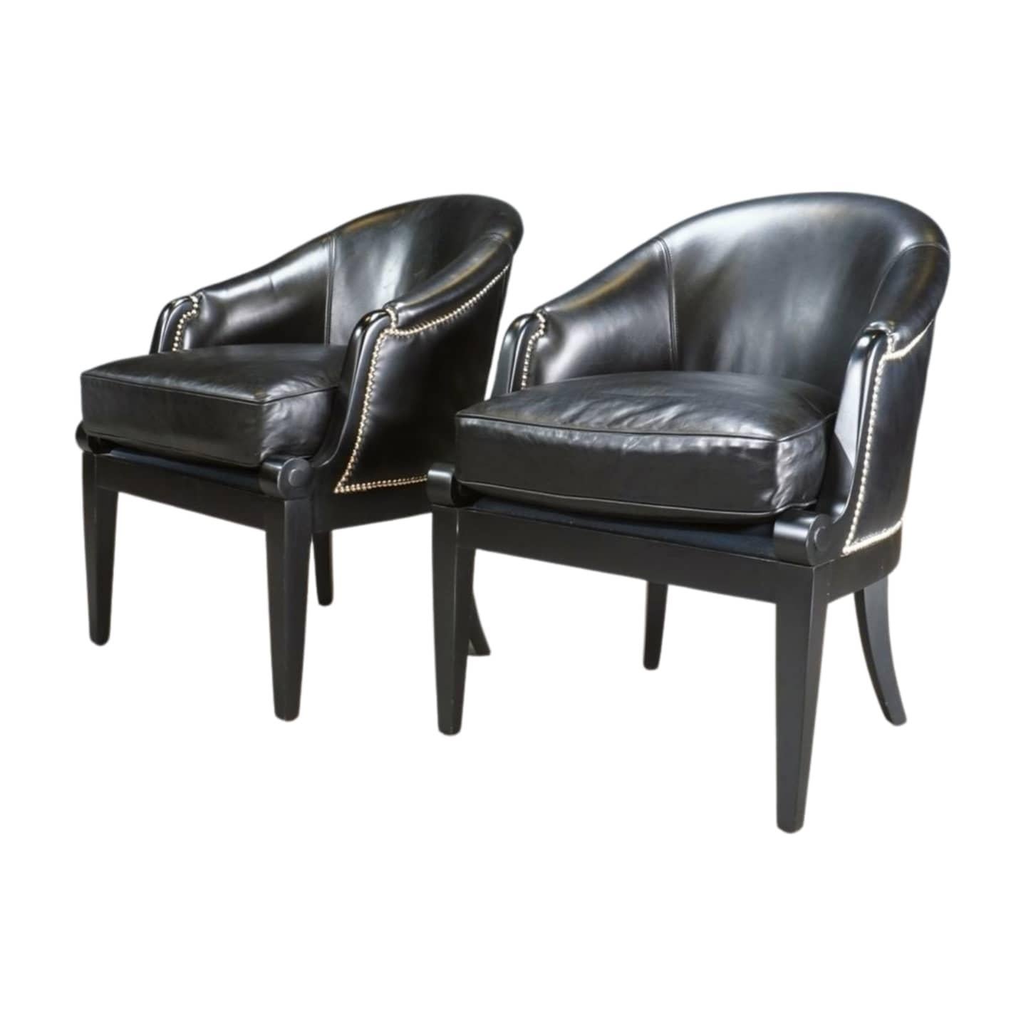 Le Sedie Duchessa di Ralph Lauren in pelle nera sono un'opzione di seduta di lusso. Ralph Lauren, rinomato per i suoi design eleganti e senza tempo, offre sedie che combinano comfort e stile sofisticato. La pelle di alta qualità e il design classico