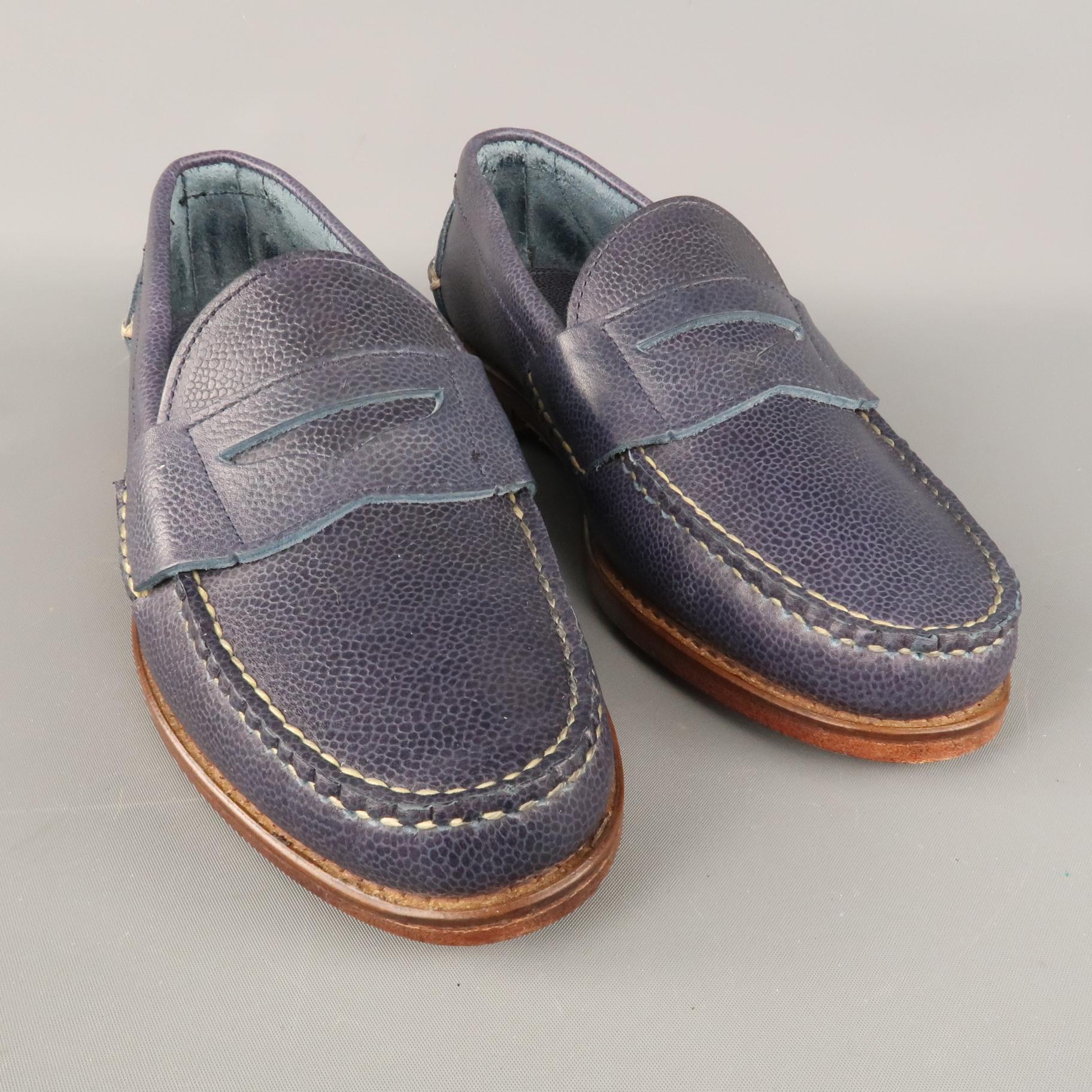 RALPH LAUREN Eltham II Country Grain loafer comes in a navy textured leather featuring a penny strap style, contrast stitching, and a wooden sole. Includes Box and Dust bags. Made in USA.

Excellent Pre-Owned