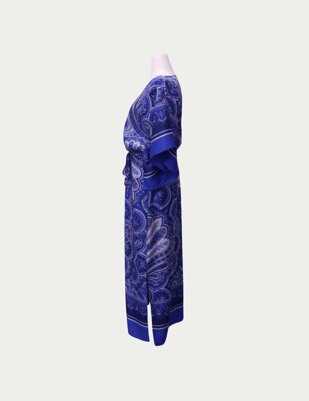 Ralph Lauren Blau Paisley Print Kaftan Maxikleid

Dieses blaue Kaftankleid mit Paisleymuster von Ralph Lauren sorgt für mühelose Eleganz. Die fließende Maxi-Silhouette kombiniert Komfort und Raffinesse mit einer entspannten Passform, weiten