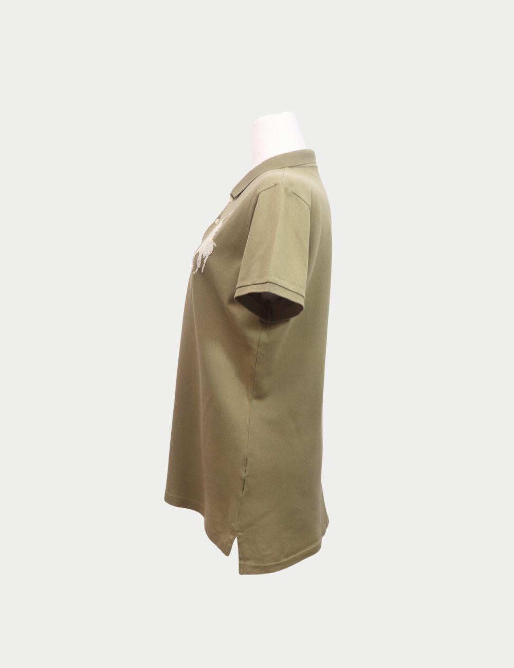 Ralph Lauren Army Green Polo Shirt with Oversized White Polo Logo

Classic meets bold with this Ralph Lauren polo shirt in a muted army green hue. Made from soft, breathable cotton piqué, it features a five-button placket, a tailored collar, and an