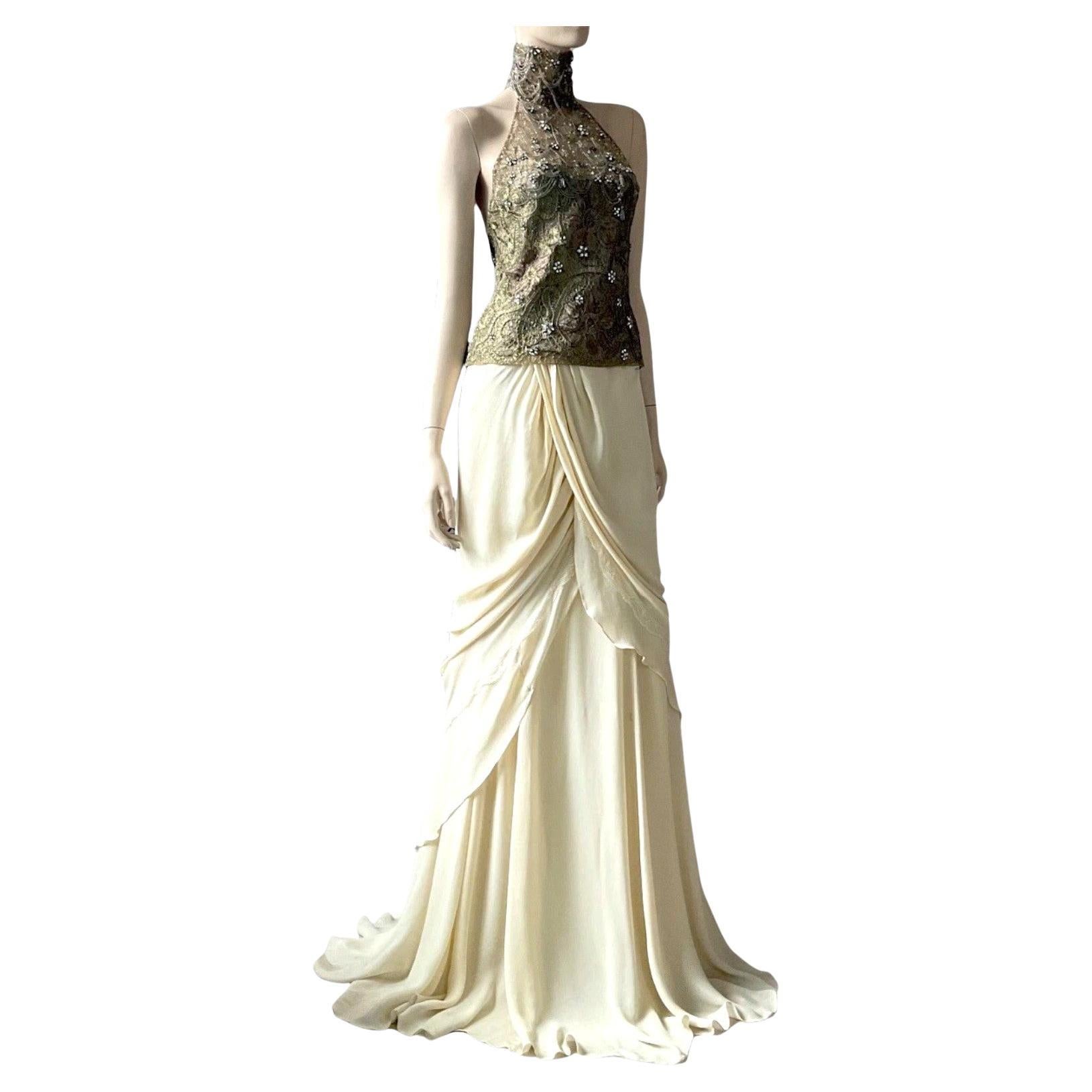 Questo ensemble mozzafiato della Ralph Lauren's Purple Label Collection 2009 è un set a due pezzi di qualità museale che incarna l'artigianato di alta moda. Composto da un top halter in pizzo con perline a mano e da una gonna scultorea in georgette