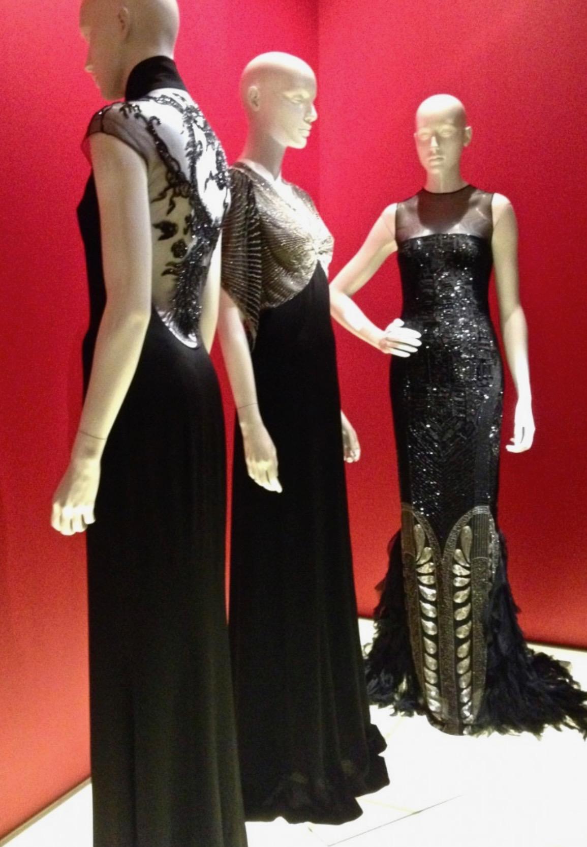 Ralph Lauren - Passerella Autunno 2011 - Abito in crepe nero con corpetto di perline a farfalla in vendita 11