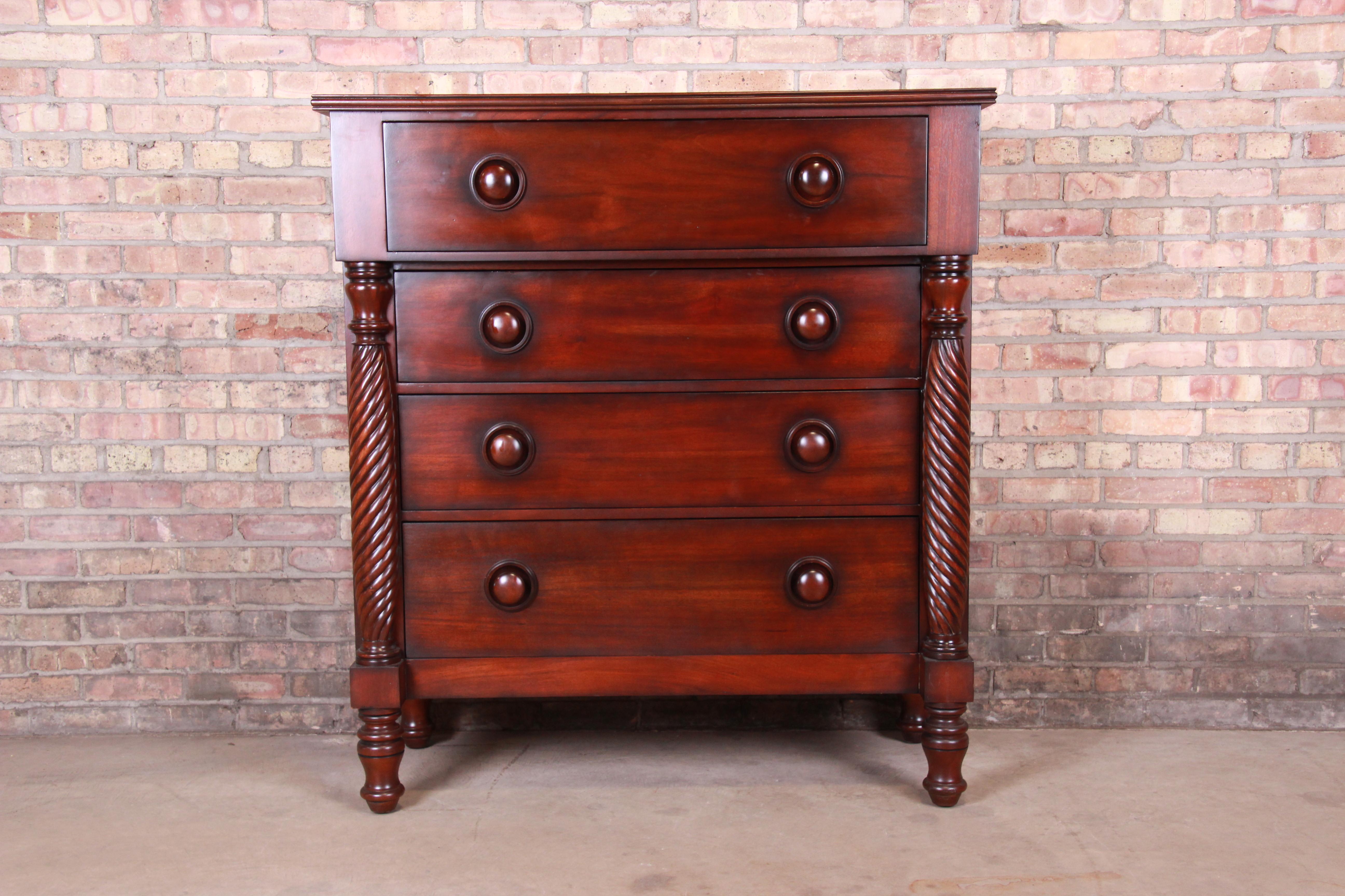An exceptional American Empire style highboy dresser chest

Colombia, circa 1990s

Mahogany, with carved columns and turned legs.

Measures: 46