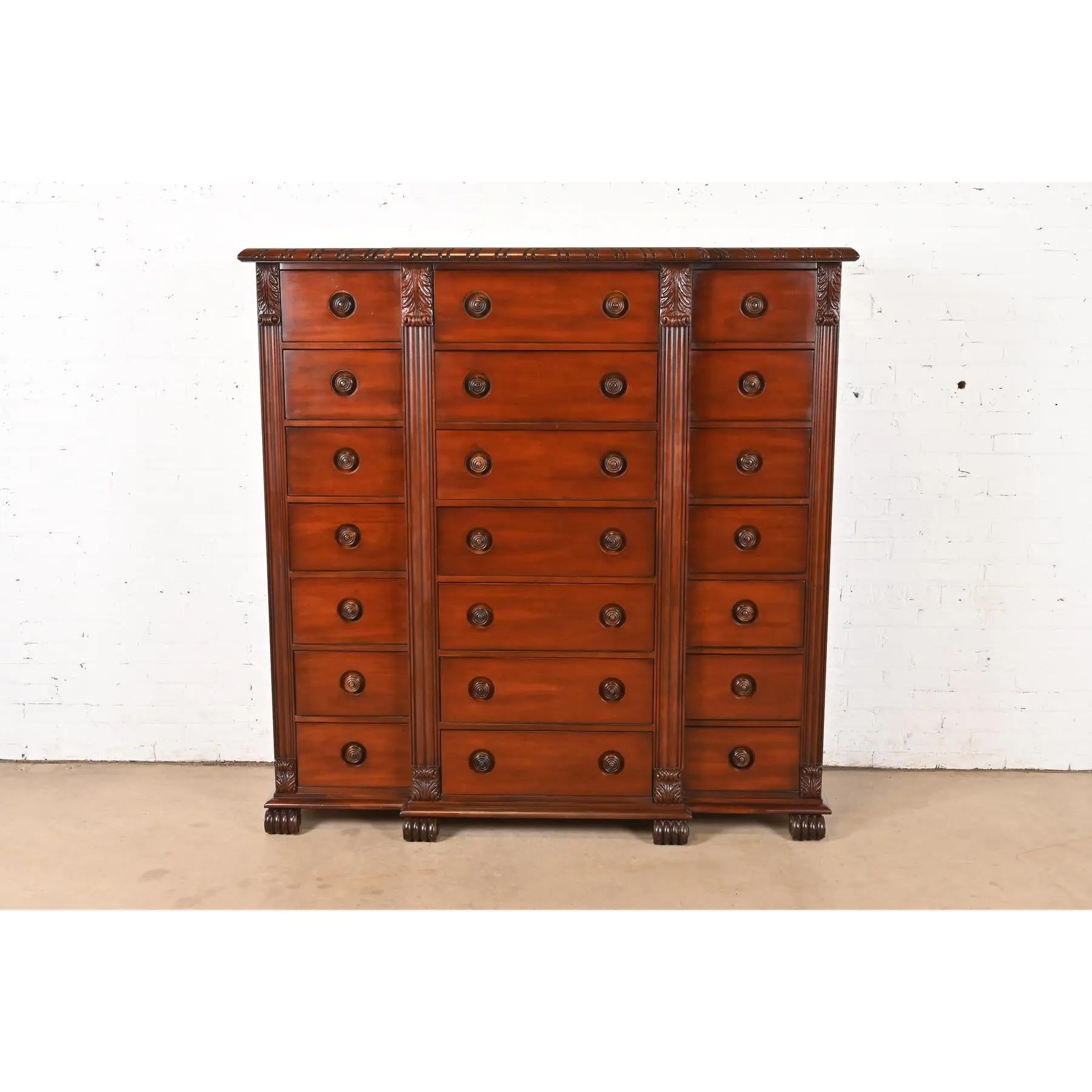 Preciosa cómoda o cajonera de veinte cajones de caoba tallada de estilo Neoclásico, Imperio o British Colonial

Por Ralph Lauren para Henredon

EE.UU., finales del siglo XX

Medidas: 64
