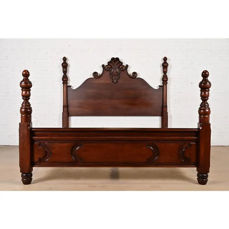 Ralph Lauren Französisch Empire geschnitzt Mahagoni König Größe Poster Bett (amerikanisch) im Angebot