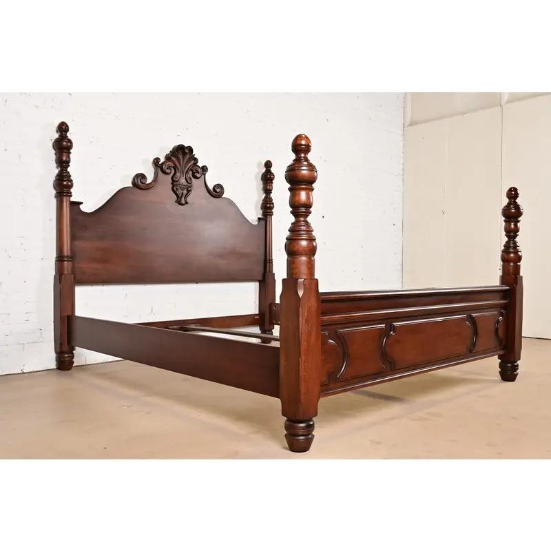 Ralph Lauren Französisch Empire geschnitzt Mahagoni König Größe Poster Bett (20. Jahrhundert) im Angebot