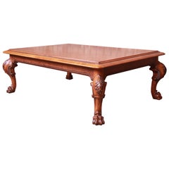 Table basse ou de cocktail géorgienne Ralph Lauren en noyer sculpté