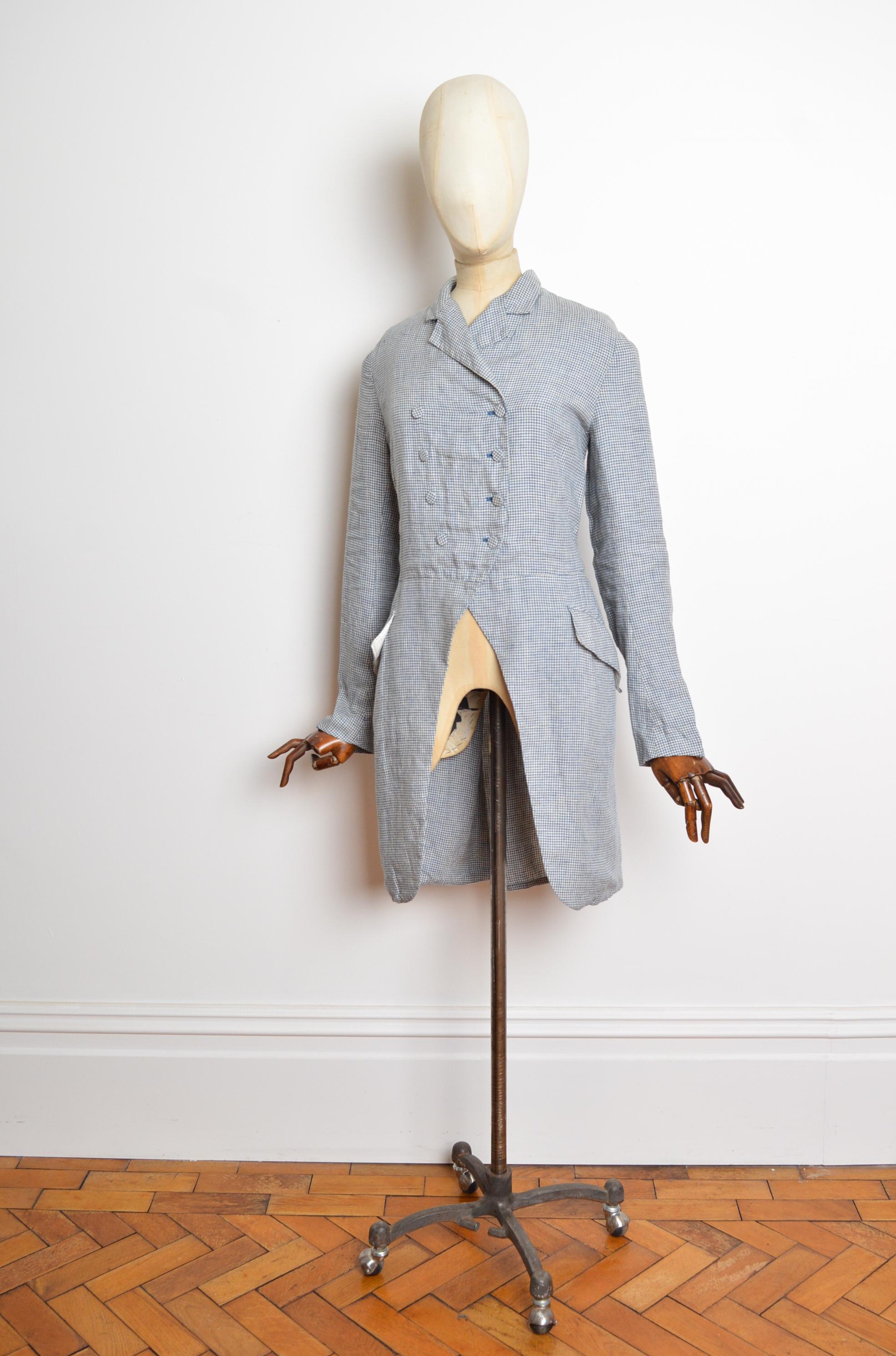 Elegante frac vintage in cotone madras e percalle di Ralph Lauren, caratterizzato da una silhouette aderente e rilassata, maniche lunghe e doppiopetto con bottoni sul davanti e punto vita leggermente stretto.  
La stoffa è leggera e leggera. 
Taglia