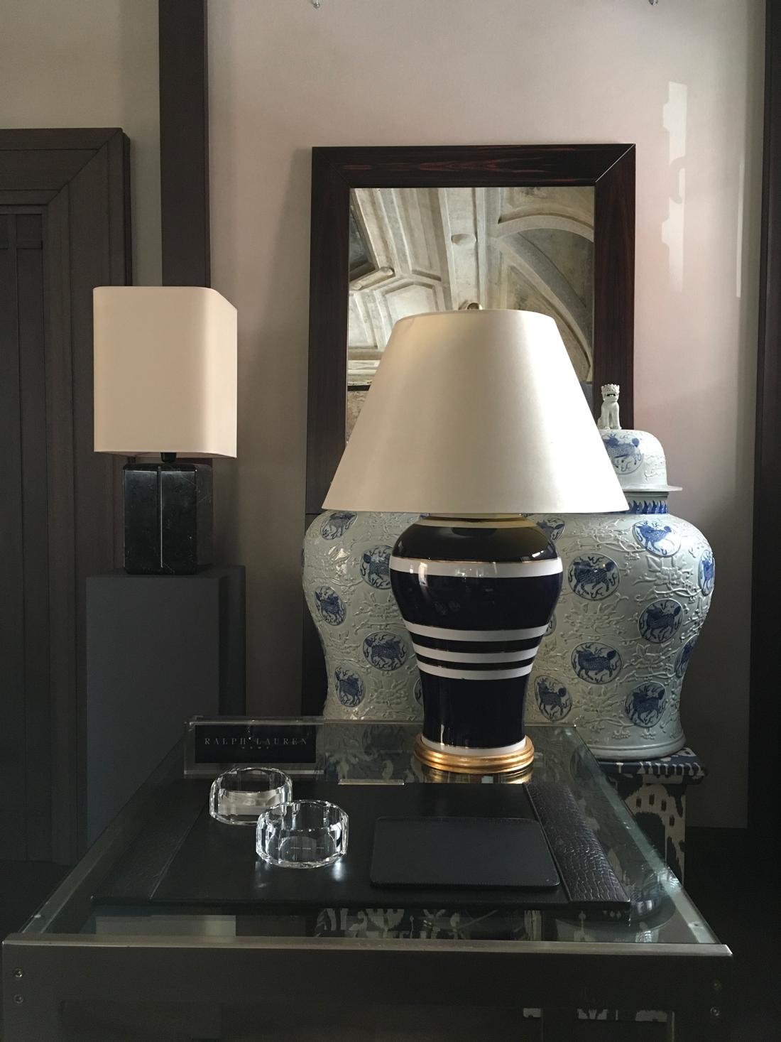 This is a classic ginger jar silhouette with striped glazed smooth porcelain lamp that is topped with a white silk empire shade to tie the look together.
Hand-painted horizontal stripes. Ralph Lauren label.
A timeless Ralph Lauren table lamp.
EU