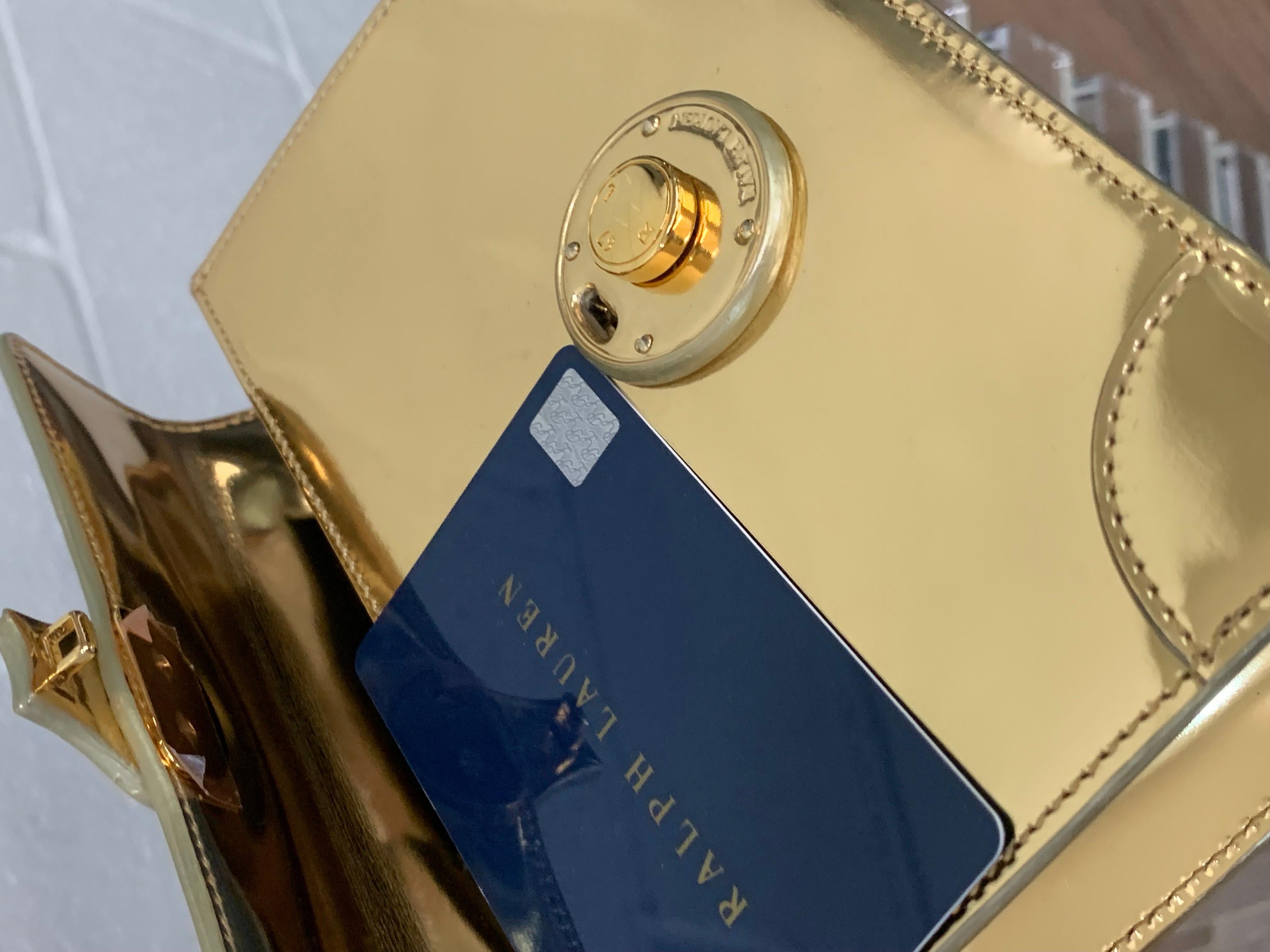 Mini sac boîte Ralph Lauren en cuir métallisé doré avec poignée supérieure et bandoulière en vente 6