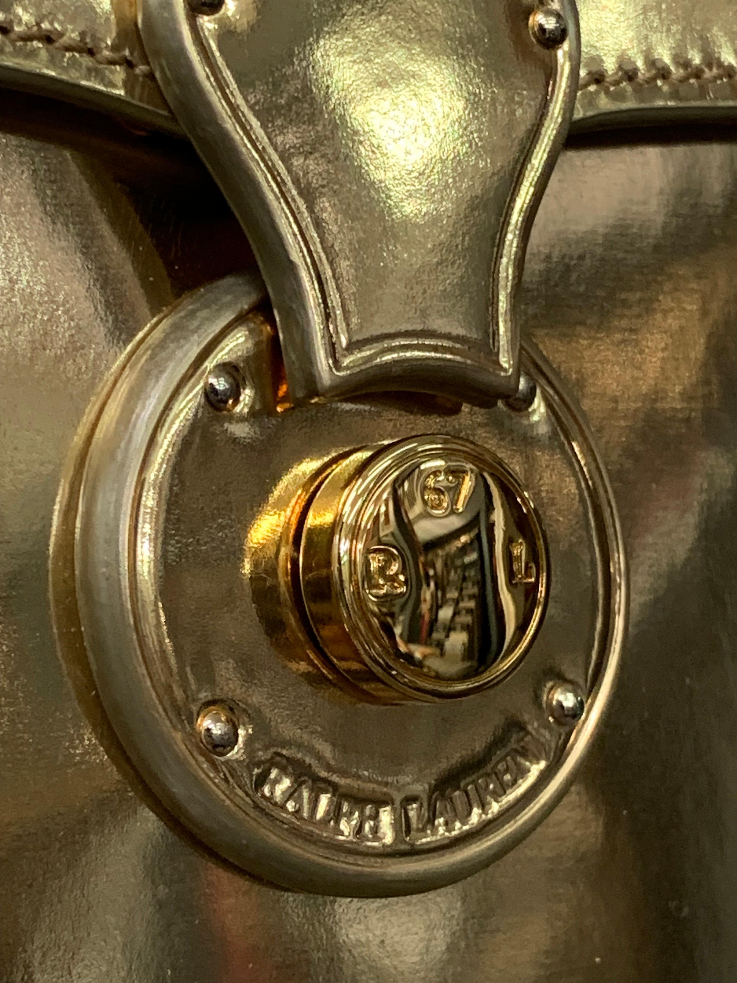 Ralph Lauren Gold Metallic Leather Mini Box Bag w Top Handle Shoulder Strap :  Fermoir lourd monogrammé. Neuf, jamais utilisé. Prix d'origine 2500 $. Intérieur en daim beige avec bandoulière amovible en cuir doré. De petite taille, il peut contenir