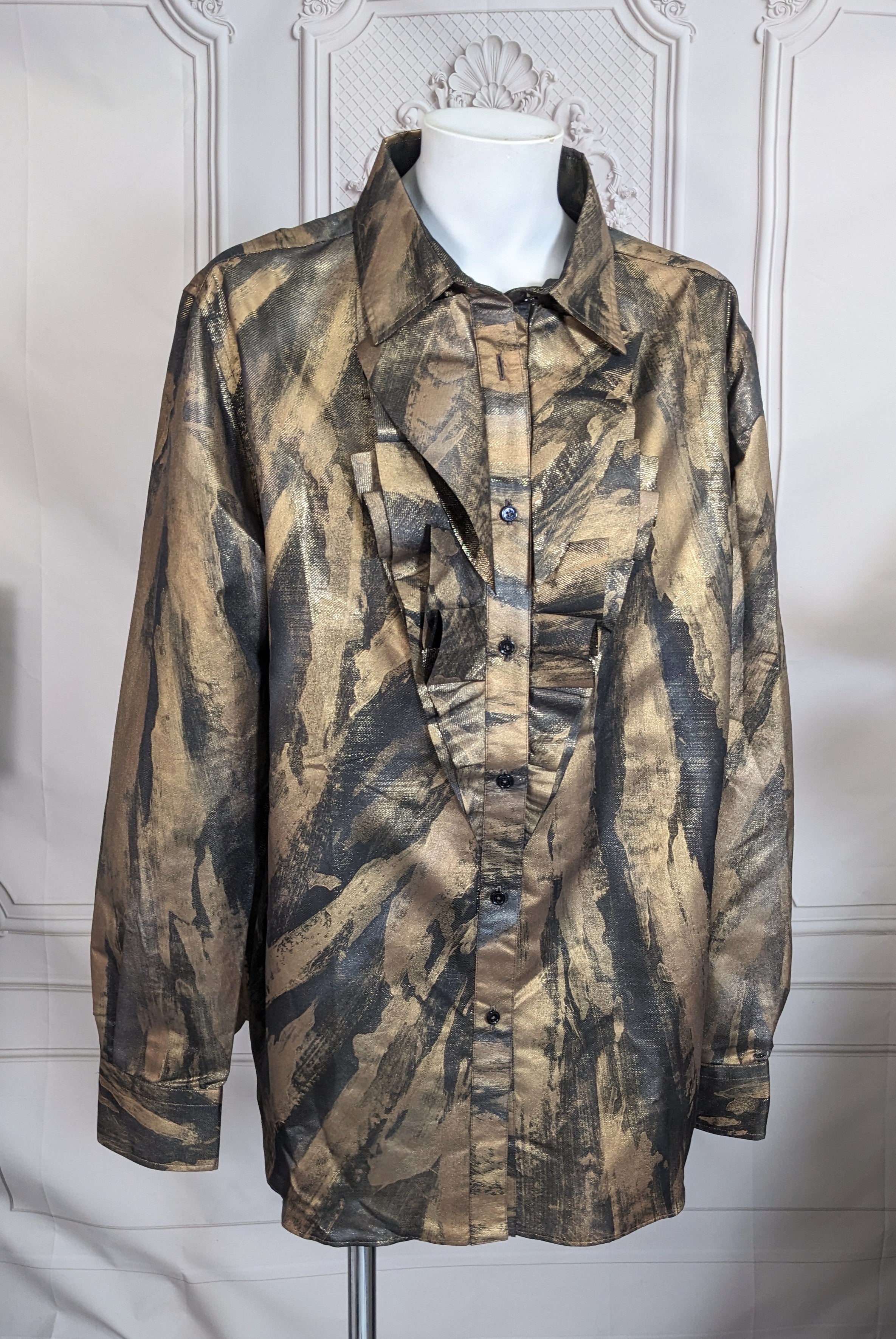 Elegante camicetta con volant in taffetà dipinta d'oro di Ralph Lauren, Ralph Lauren Purple Label, circa anni 2020. Classica camicia in stile insolito di lame metalliche dipinte d'oro con volant plissettato sul davanti. Camicia RL Black Logo con