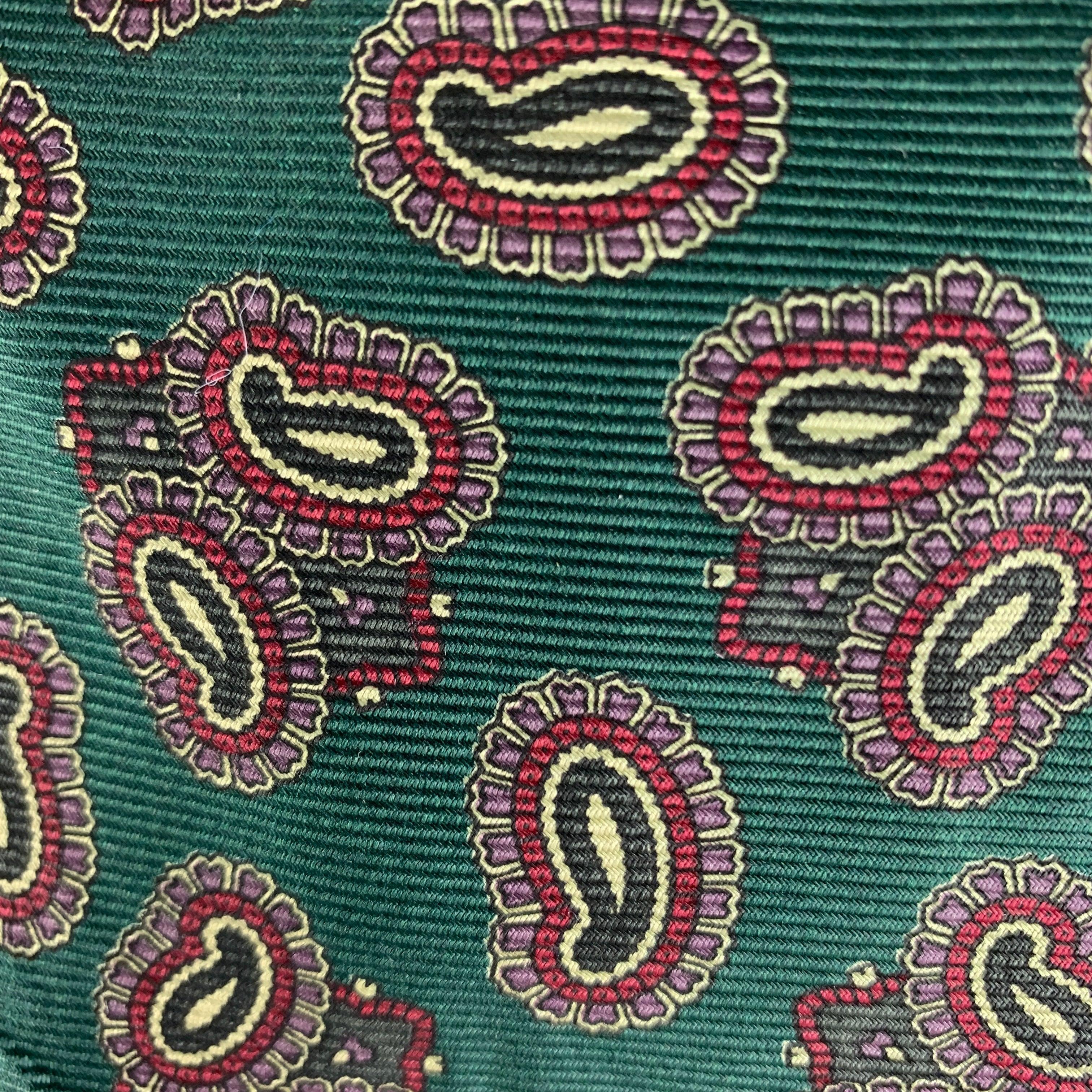 Klassische Krawatte von POLO by RALPH LAUREN in Waldgrün mit burgunderrotem Paisleymuster. 100% Seide. Handgefertigt in den U.S.A.
Sehr guter gebrauchter Zustand.
 

Abmessungen: 
  Breite: 3 Zoll Länge: 55 Zoll 



  
  
 
Referenz: