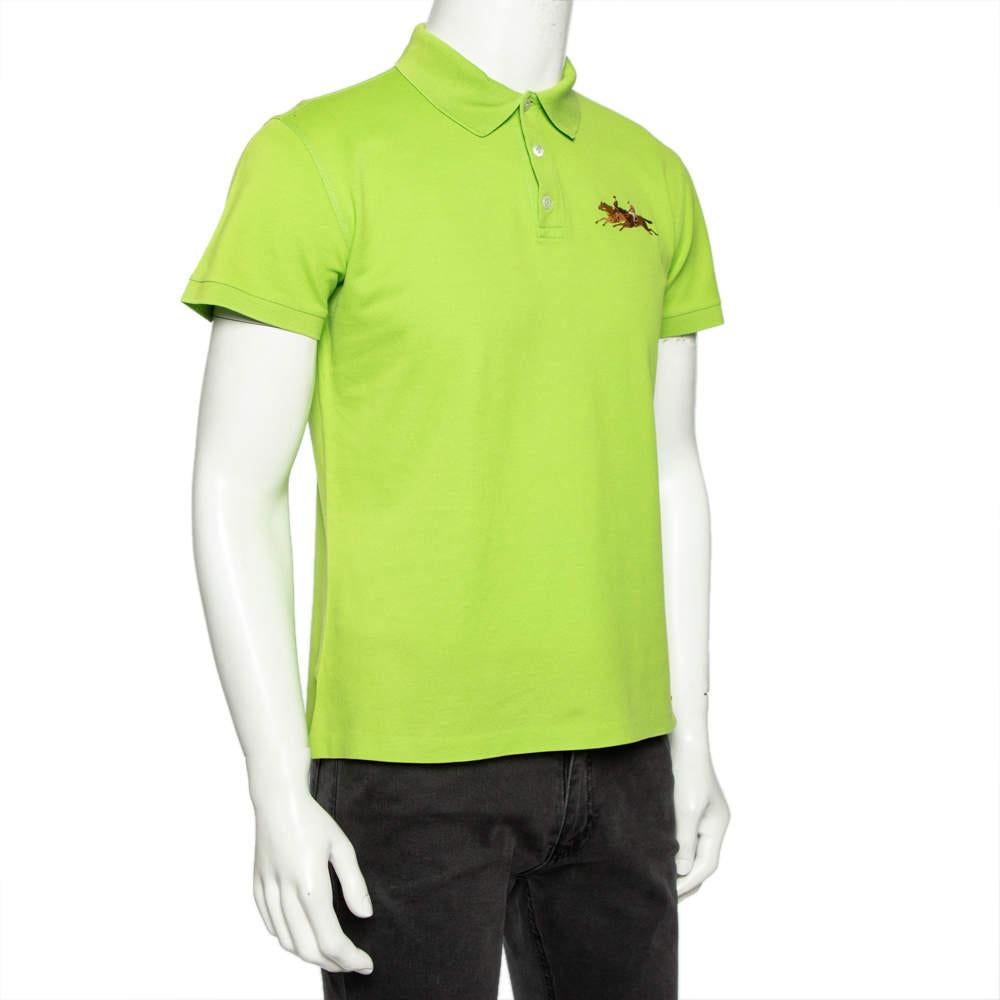 This polo T shirt from Ralph Lauren will let your style look unmatched and classy. It is tailored using green cotton and features a pique tailored fit a logo accent on the front and a button front feature. Match this T shirt with jeans and sport a