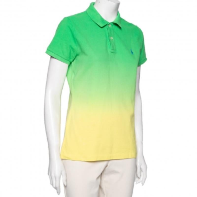 Ottieni uno stile colorato e casual indossando questa T-shirt Polo Ralph Lauren. È stato confezionato con un tessuto di cotone verde ombreggiato in una silhouette skinny fit. Presenta un logo ricamato sul davanti, chiusura con bottoni, maniche corte
