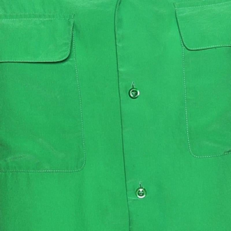 Quanto è bella e intelligente questa camicia di Ralph Lauren! Realizzato in tessuto di seta verde, presenta un frontale con bottoni, un colletto e due tasche esterne. Abbina questa camicia a dei pantaloni neri e avrai un look assolutamente raffinato.