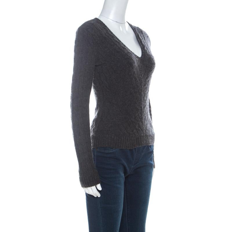 Plush and warm, this sweater by Ralph Lauren is made from 100% cashmere. It is styled with long sleeves and a V-neckline. Fine knitting and a grey hue complete this sweater with a subtle charm. Nail a super style look by pairing this sweater with a