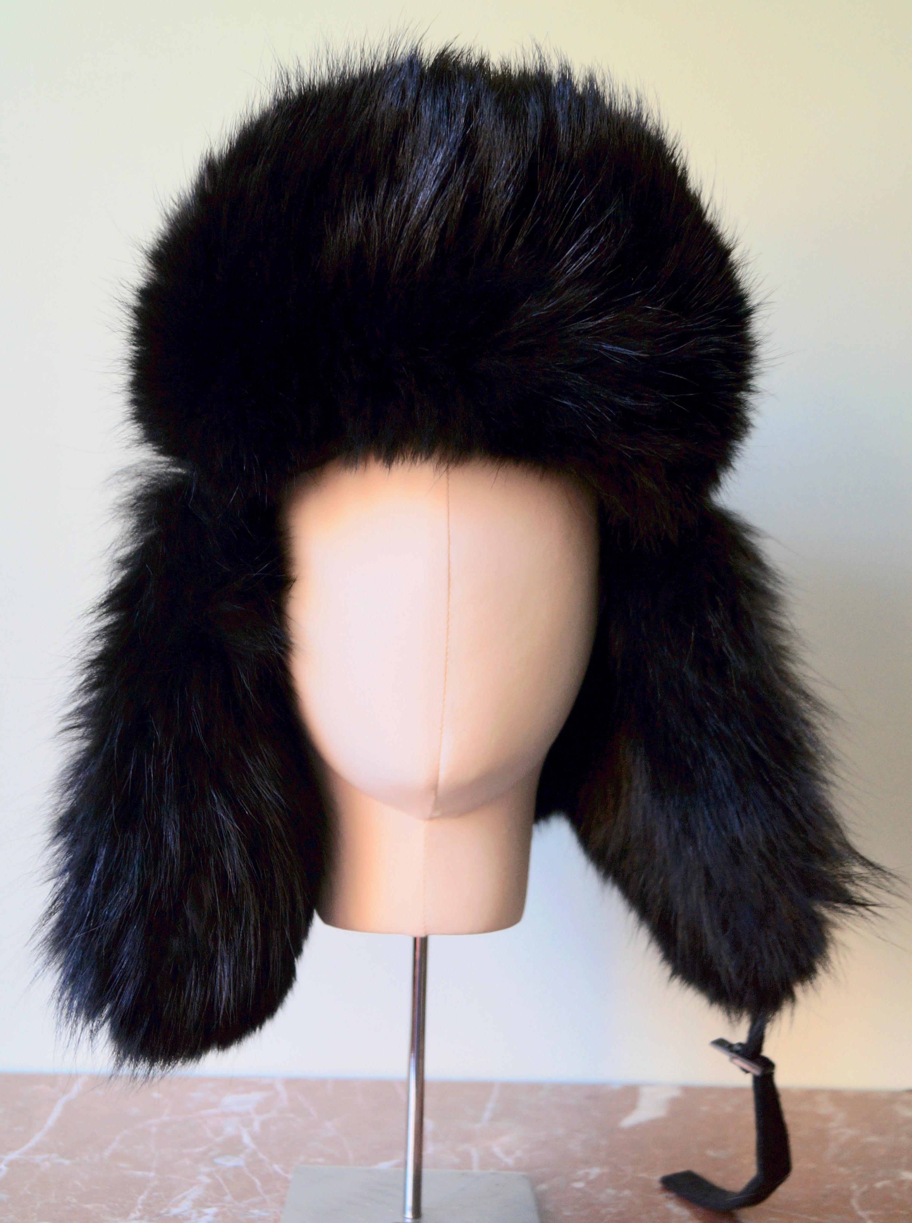Ralph Lauren Collection
Black CHAPKA 
 Wool, angora and cashmere 
Trim: 100% coyote
Size MM
Made in Canada
Fur provenance Canada
Excellent condition 