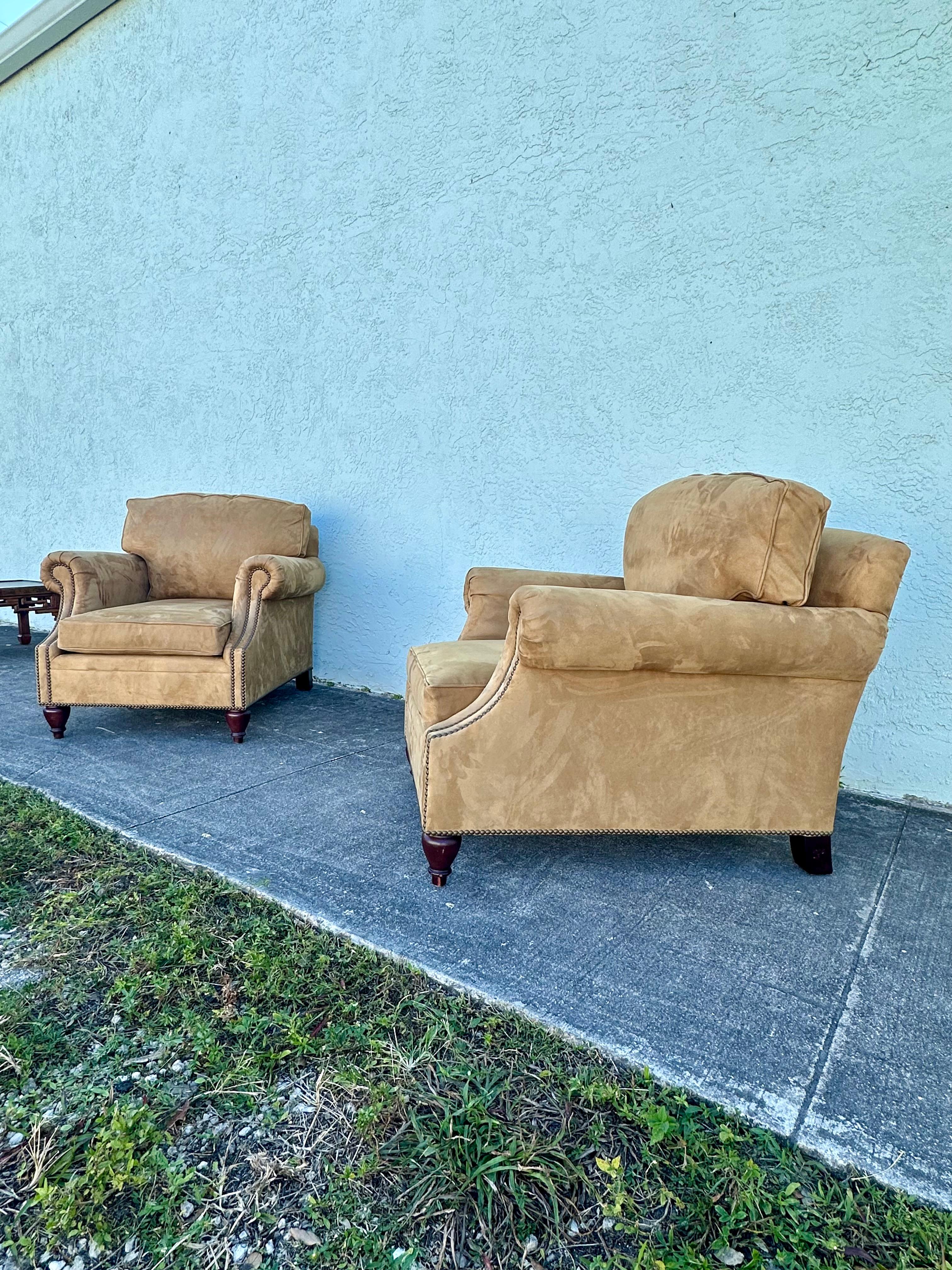 Questa favolosa coppia di poltrone Ralph Lauren è caratterizzata da un resistente rivestimento in microsuede color cammello, che crea un look classico e senza tempo. Le sedie ultra rare emanano un'aria di lusso e raffinatezza. Il design è