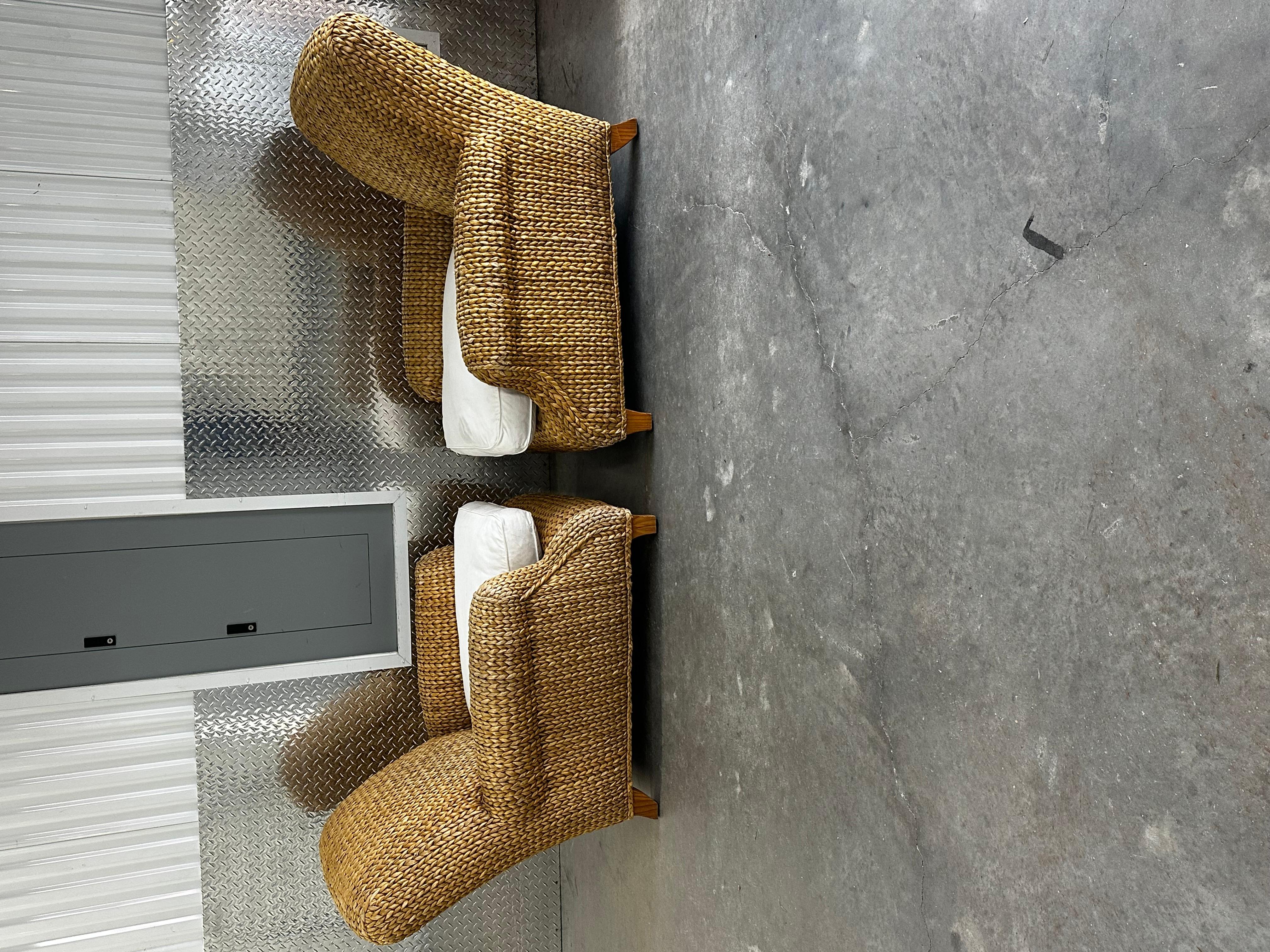 En esta ocasión te ofrecemos una de las sillas de hierba marina tejida de Ralph Lauren más impresionantes y raras que puedas encontrar. El diseño es extraordinario en todas partes. ¡La hermosa silla es una pieza única y llena de personalidad!
