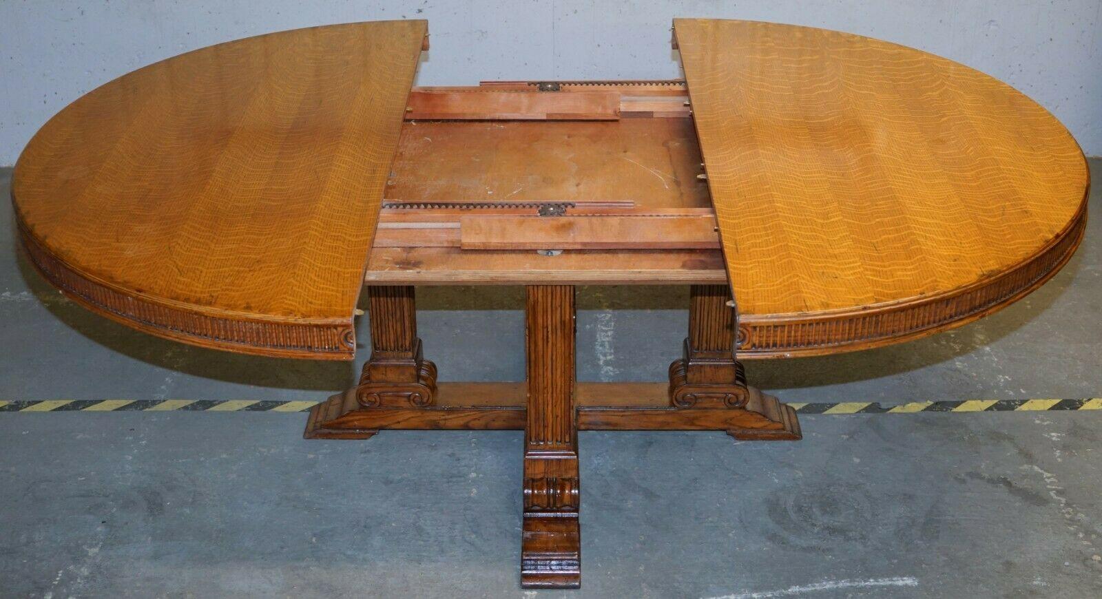 Ralph Lauren Hither Hills 6-10 Person Large Round Extending to Oval Dining Table In Good Condition In West Sussex, Pulborough