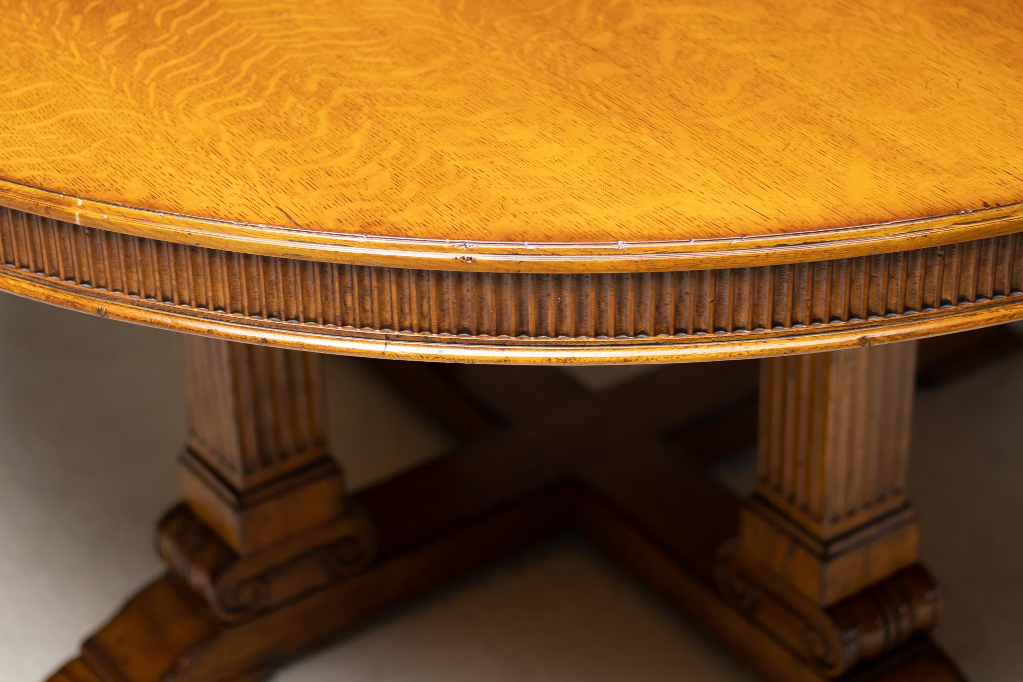 Ralph Lauren Hither Hills 6-10 Person Large Round Extending to Oval Dining Table In Good Condition In Dronten, NL