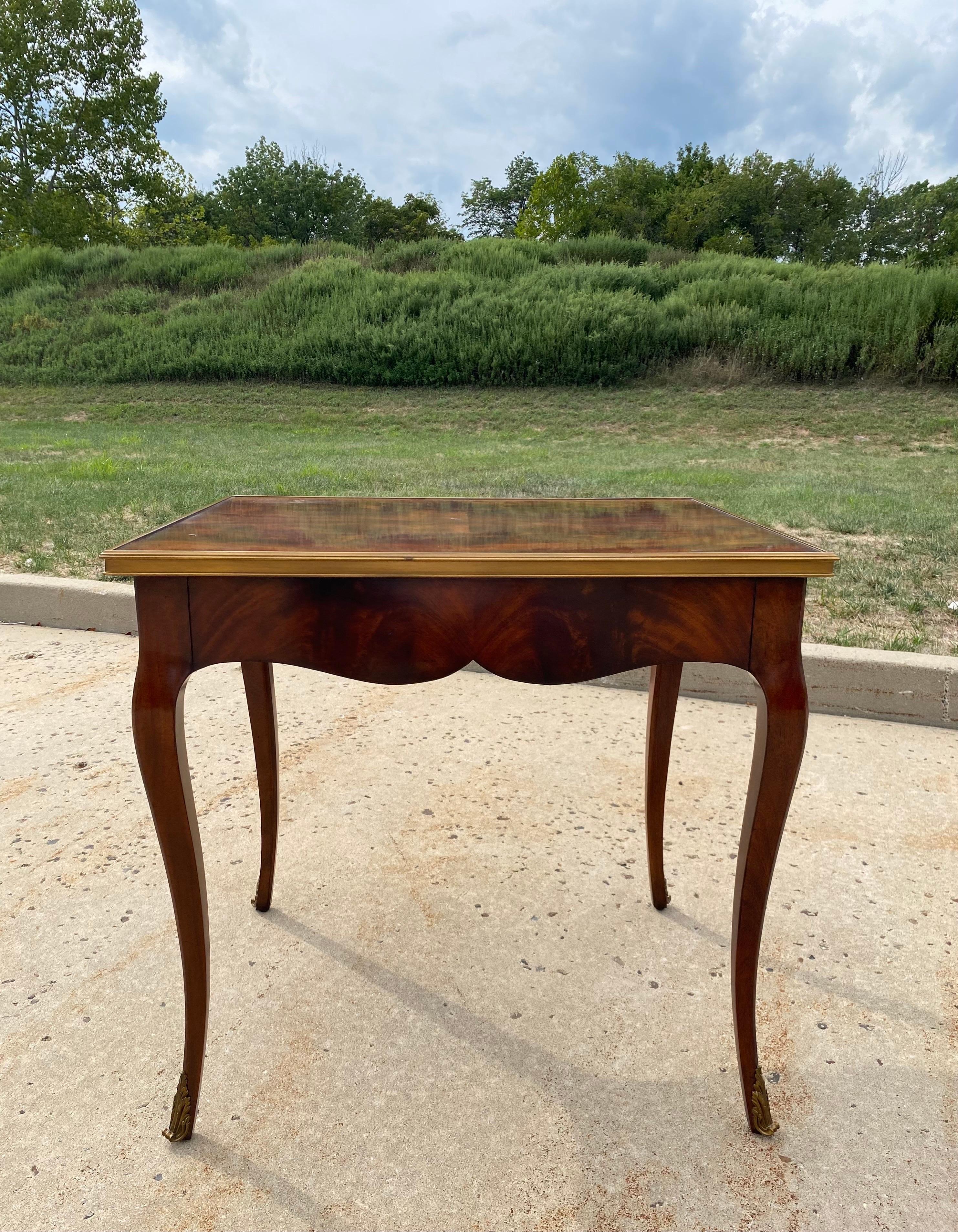 Table d'appoint ou de chevet Cannes en acajou et laiton, style français Bon état - En vente à Lambertville, NJ