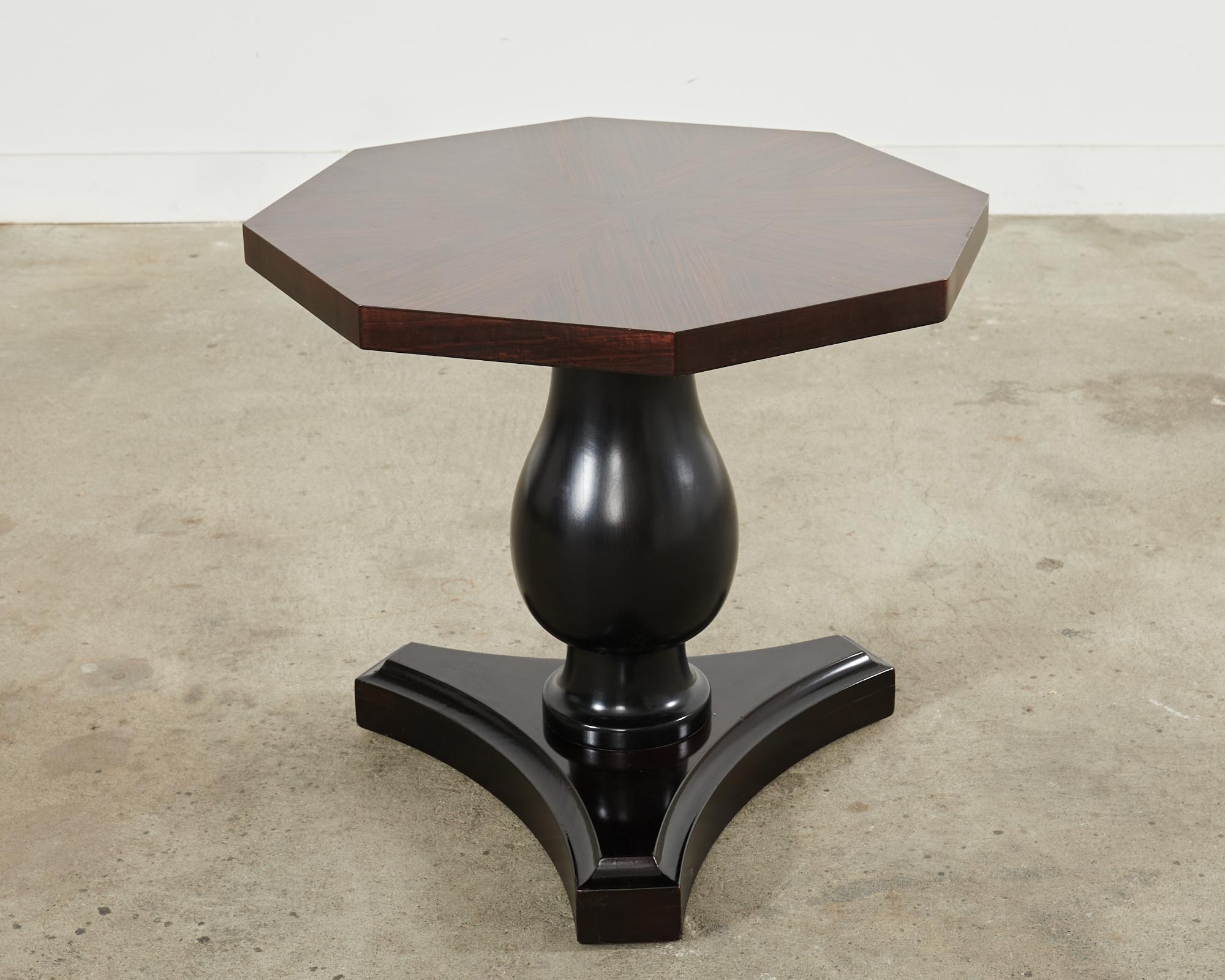 Moderne Table centrale octogonale à piédestal Ralph Lauren Home Clivedon en vente