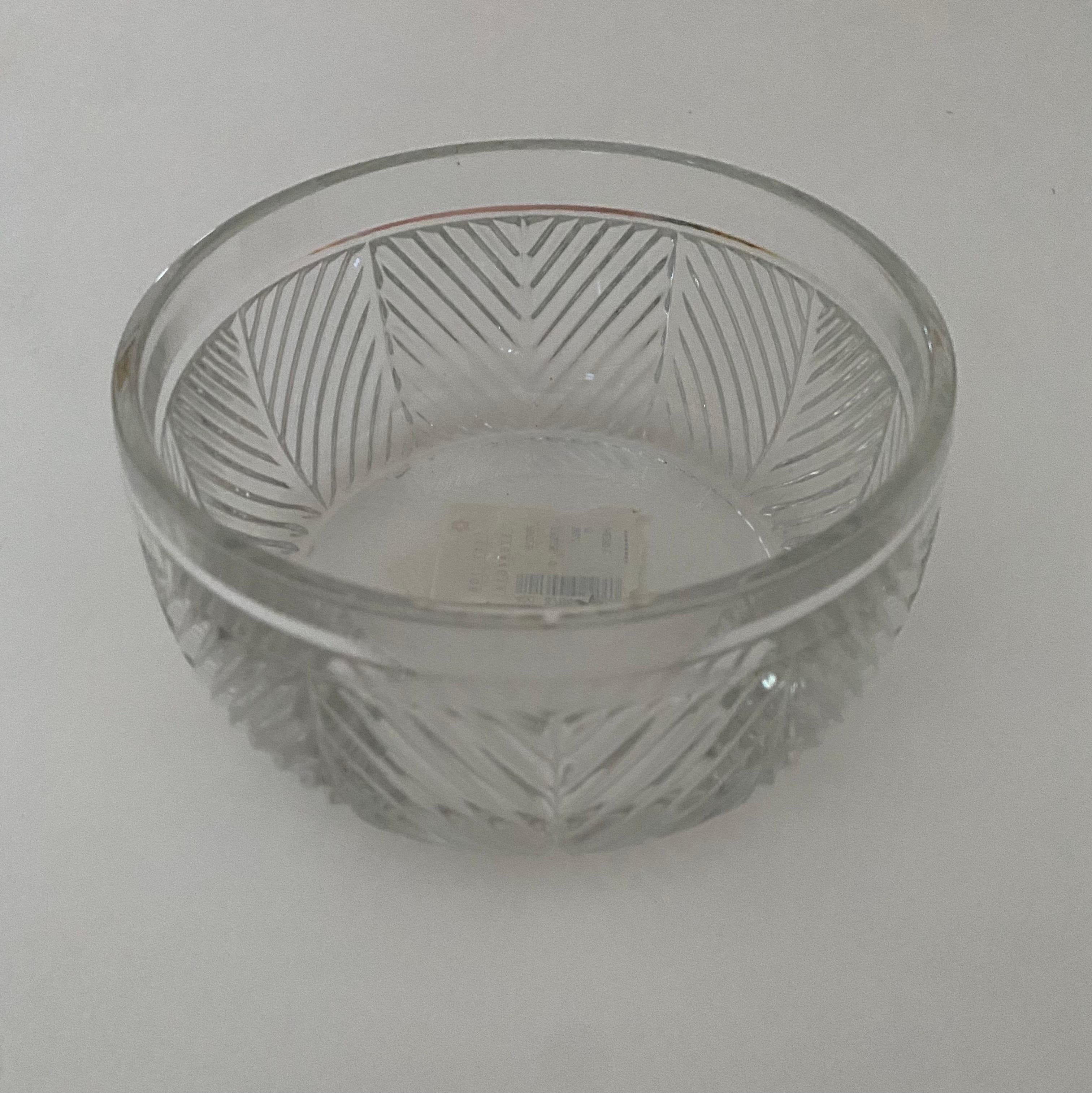 A crystal vegetable or fruit serving bowl by Ralph Lauren Home in the Herringbone pattern.

Circa 1990; made in Germany.

Signed with etched Ralph Lauren signature on underside.

Retains original store tag from Carson Pirie Scott in