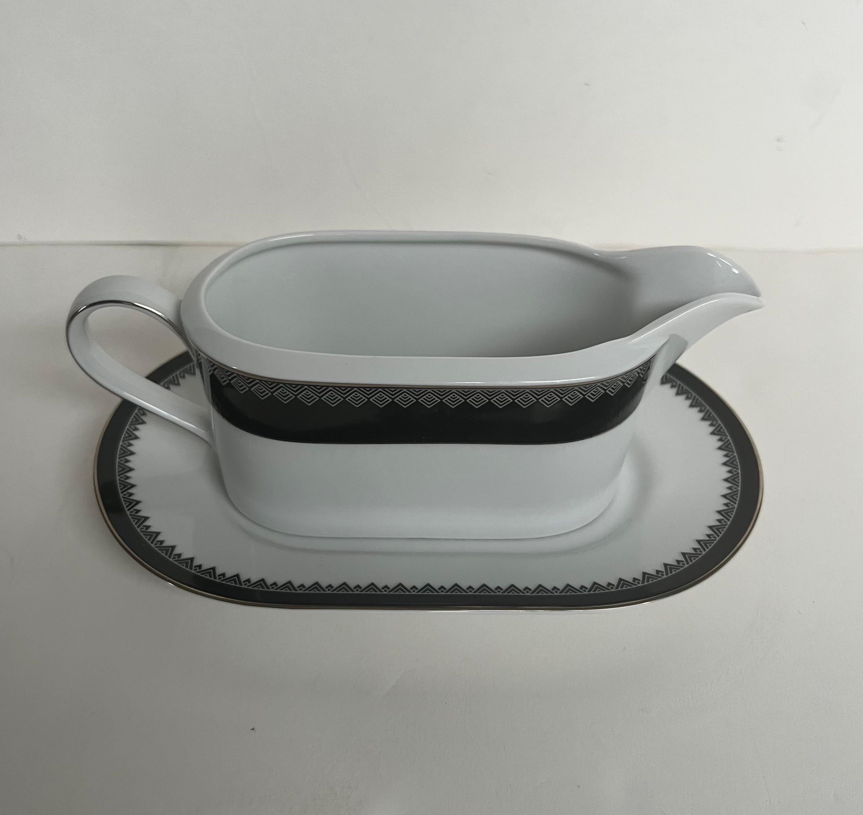 Ralph Lauren Home Reed Hastings Ebony Gravy Boat & Underplate In Good Condition For Sale In New York, NY