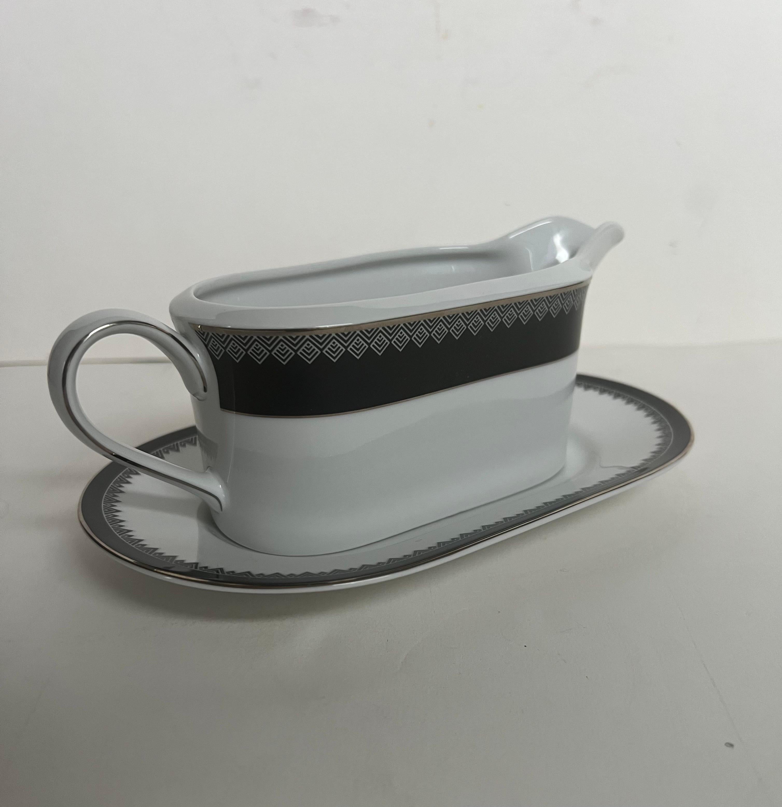 Contemporary Ralph Lauren Home Reed Hastings Ebony Gravy Boat & Underplate For Sale