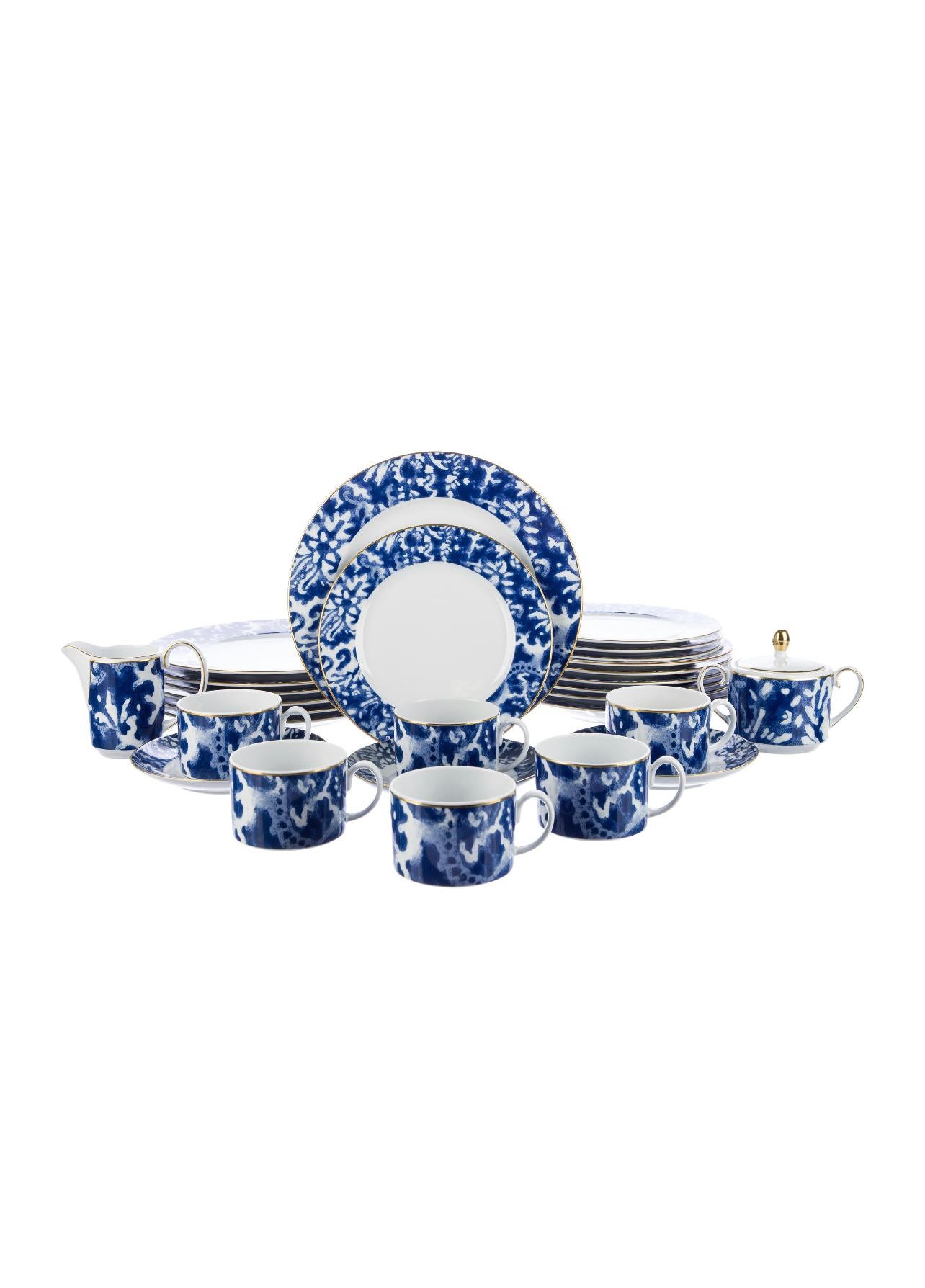 A 16-piece set of dinnerware in the Round Hill pattern by Ralph Lauren Home. Signed, circa 2000.

Features a vibrant tropical pattern in blue and white with gold edge.

Includes the following 16 pieces:
3 dinner plates
4 bread plates
2 rim soup