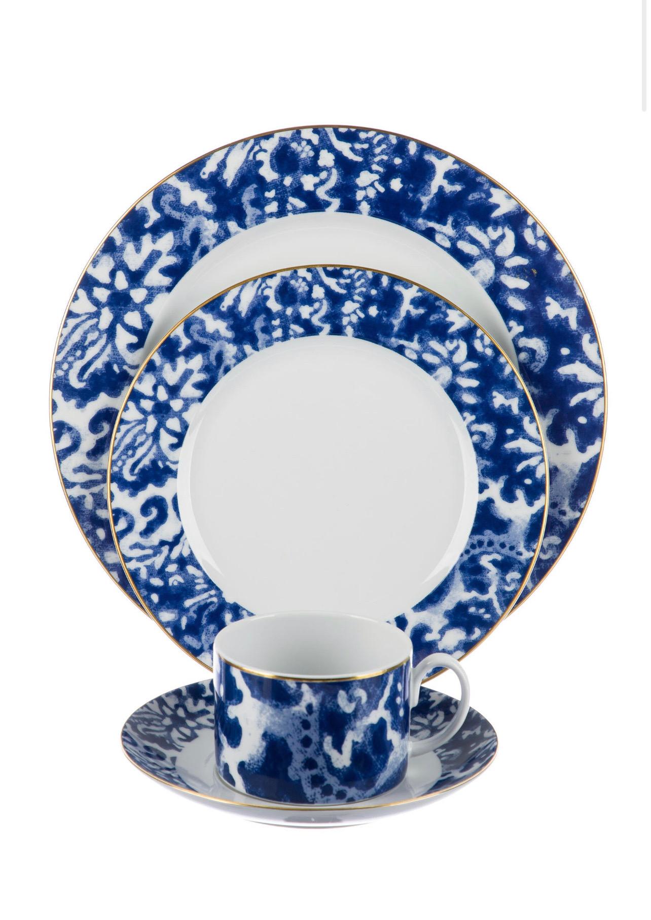 A set of 8 (eight) dinnerware place settings in the Round Hill pattern by Ralph Lauren Home. Signed, circa 2000. A total of 40 pieces.

Features a vibrant tropical pattern in blue and white with gold edge.

Originally made for Ralph Lauren in
