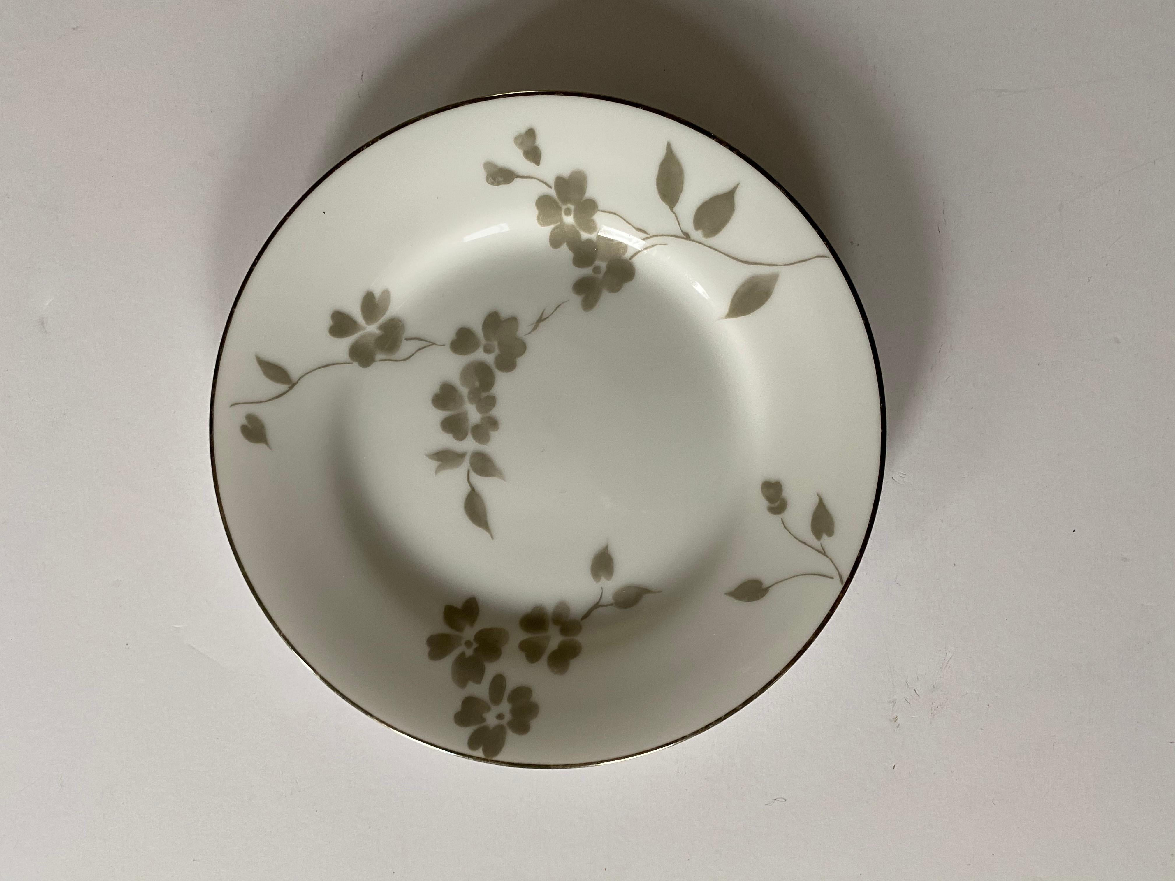 Ralph Lauren Home Sophia Dinnerware, 4 Place Settings In Good Condition For Sale In New York, NY