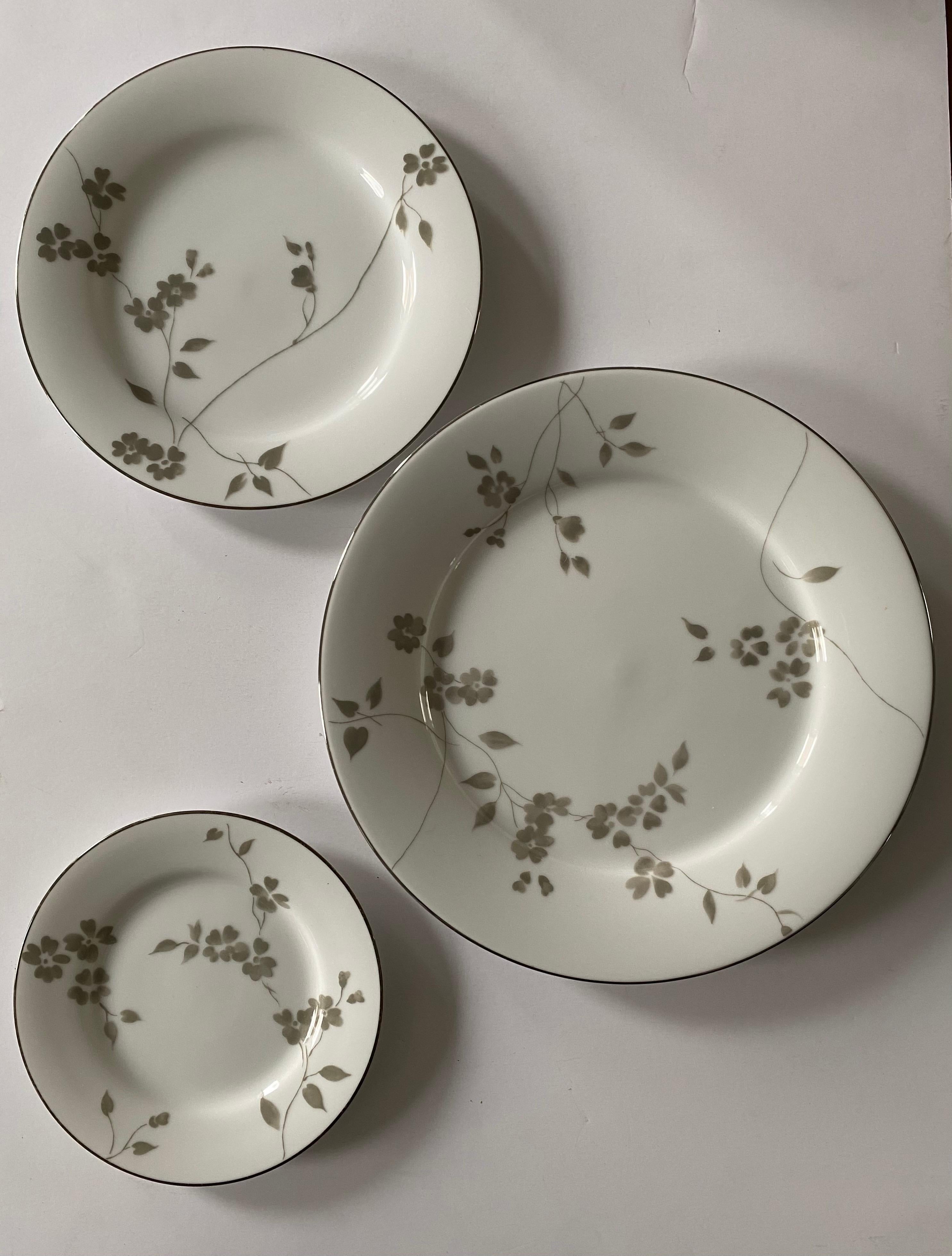 Ralph Lauren Home Sophie Dinnerware Set ~ 12 Pieces In Good Condition For Sale In New York, NY