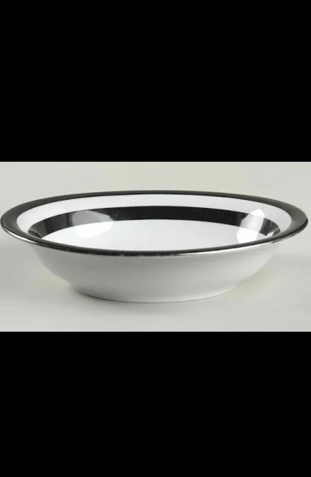 Juego de tres piezas para servir en el diseño Spectator Black de Ralph Lauren Home Collection. 

Firmado. Portugal, circa 1995-1996.

Incluye un cuenco redondo para servir verduras, una cremera y un azucarero con tapa.

Presenta una doble raya negra