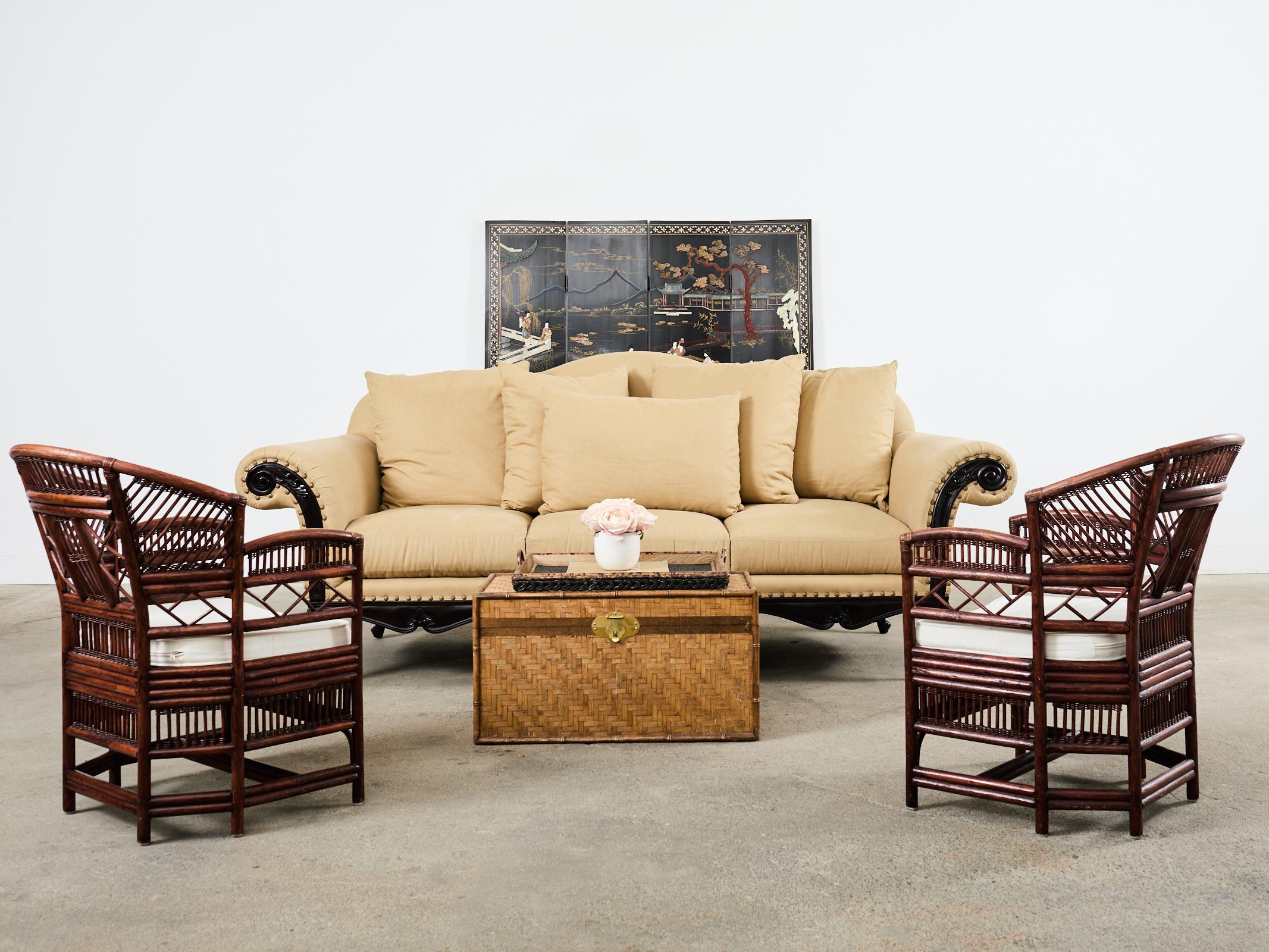 Grand Hartholz geschnitzt St. Germain fertig venezianischen Sofa entworfen von Ralph Lauren. Dieses imposante Sofa ist über 8,5 Fuß lang und verfügt über einen Buckelrahmen mit großen gerollten Armen. Das Gestell aus Hartholz ist in St. Germain